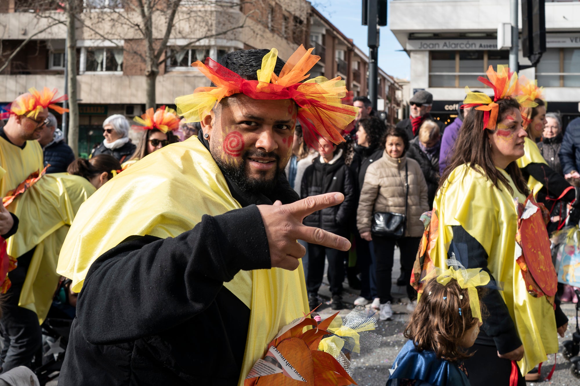 Després de la gran rua de dissabte al vespre, torn aquest diumenge al matí per a la rua infantil del Carnestoltes 2026 de Terrassa, encapçalada per la reina i el rei d'enguany, Tifa-Rola i Tifa-Nal, i el grup Groc Cridaner. Una vintena de comparses d'escoles de la ciutat han participat en aquesta desfilada matinal per la Rambla d'Ègara, que ha passat pel Raval de Montserrat i ha acabat a la plaça Vella. En aquesta ocasió, els més menuts eren els protagonistes amb coreografies acompanyades de pares i professors. La festa ha finalitzat a la plaça Nova, amb música, premis i el pregó a càrrec de totes les comparses | Mireia Comas