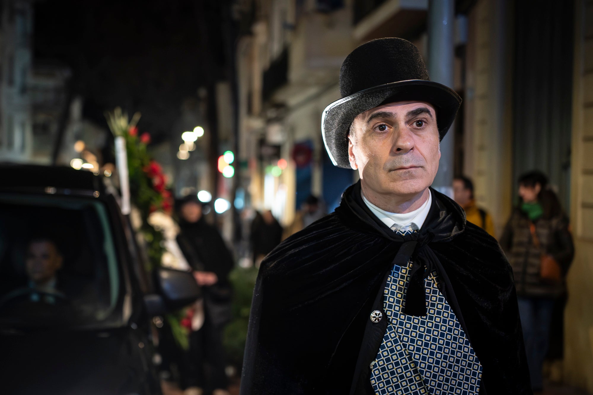 Aquest dimecres, dia 18 de febrer, ha tingut lloc l’acte que posa punt i final a la celebració del Carnestoltes a Terrassa. Cap a les vuit del vespre s’ha iniciat la Rua Mortuòria, amb els taüts del rei i la reina, que els ha conduït fins al Parc de Vallparadís. Un cop allà, s’ha fet l’enterrament de la sardina amb la col·laboració de diversos grups de cultura popular de la ciutat amb un sorprenent espectacle teatral i de foc.