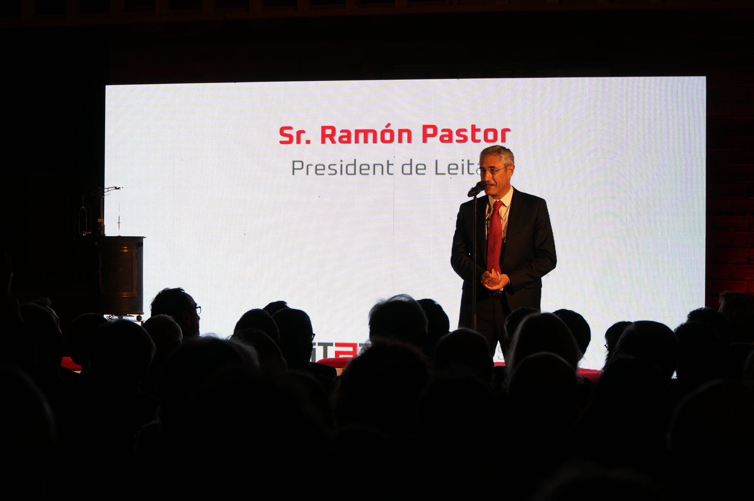 Escollint com a marc l'espai carregat d'història del Vapor de Prodis, els responsables del centre tecnològic Leitat (Laboratori d'Assajos i Investigacions Tèxtils de l'antic Acondicionamiento Tarrasense; nascut el 1906, i ara de transferència de saber a tota mena d'empreses) van celebrar aquest dimarts els seus 120 anys de vida rodejats de figures locals i nacionals de la ciència i la indústria. Estaven acompanyats dels terrassencs Miquel Sàmper, conseller d'Empresa, i Josep Rull, president del Parlament de Catalunya, d'exconsellers com Jordi Baget i Roger Torrent, de diputats locals i nacionals i de membres de la patronal Cecot, la Cambra de Comerç de Terrassa i el campus egarenc de la UPC. Hi van parlar la tinenta d'alcalde de Promoció Econòmica, Meritxell Lluís, el president de Leitat, Ramón Pastor, i el director general, Jordi Cabrafiga. I van convidar per a un debat sobre el futur de la investigació científica catalana aplicada a l'empresa Josep Usall, director de l'Institut de Recerca i Tecnologia Agroalimentàries; Begoña Benito, directora del Vall d'Hebron Institut de Recerca; Laura López, directora de projectes de recerca de l'Institut Català d'Investigació Química; i Sergi Figuerola, director de la Fundació i2CAT. Leitat desenvolupa anualment 500 projectes industrials, 89 europeus i 159 estatals d'I-D-i i presta més de 11.000 serveis avançats, des dels nous materials a la fabricació additiva en 3D, passant per fonts de proteïnes alternatives | Jan Romero