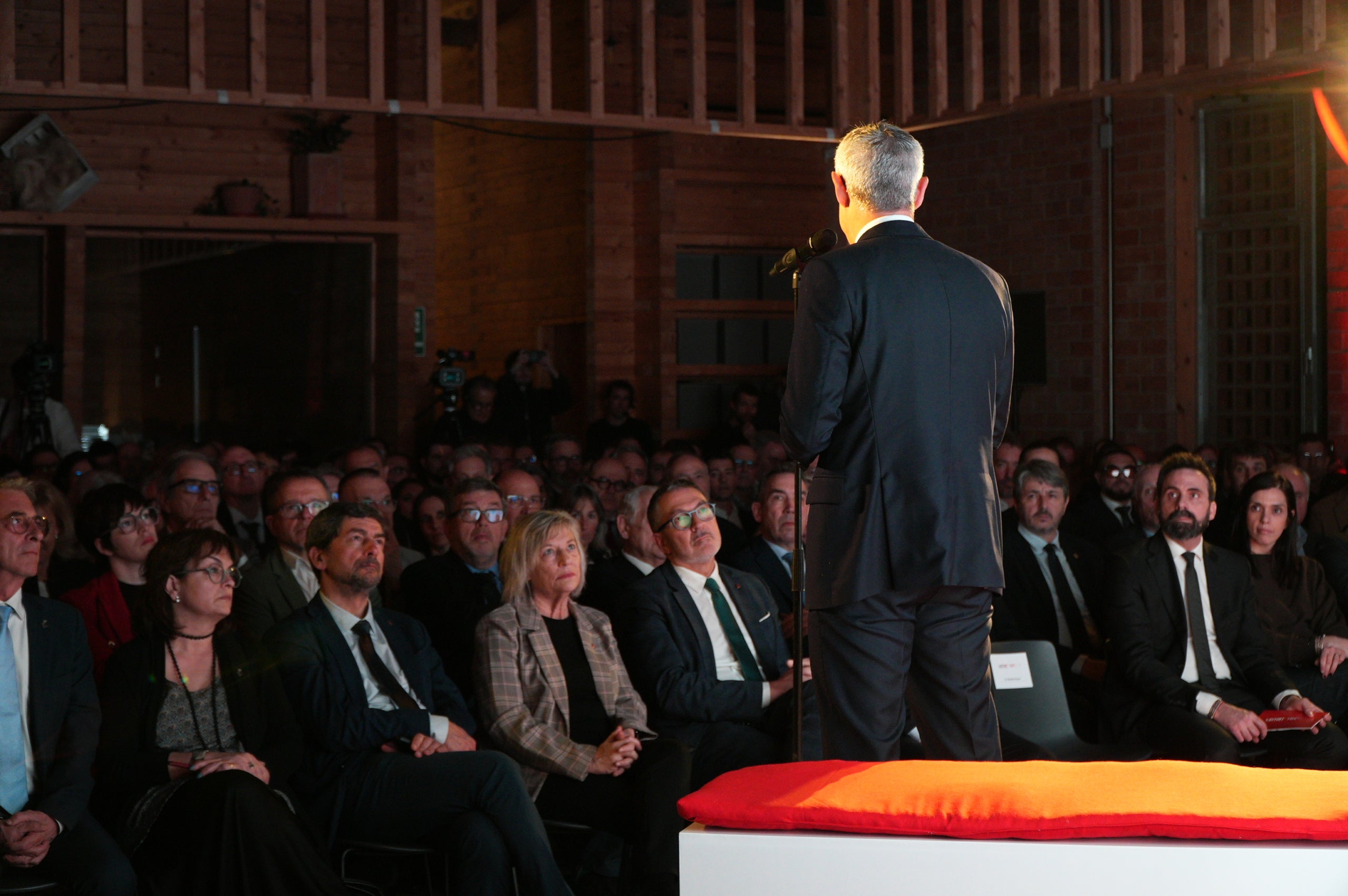 Escollint com a marc l'espai carregat d'història del Vapor de Prodis, els responsables del centre tecnològic Leitat (Laboratori d'Assajos i Investigacions Tèxtils de l'antic Acondicionamiento Tarrasense; nascut el 1906, i ara de transferència de saber a tota mena d'empreses) van celebrar aquest dimarts els seus 120 anys de vida rodejats de figures locals i nacionals de la ciència i la indústria. Estaven acompanyats dels terrassencs Miquel Sàmper, conseller d'Empresa, i Josep Rull, president del Parlament de Catalunya, d'exconsellers com Jordi Baget i Roger Torrent, de diputats locals i nacionals i de membres de la patronal Cecot, la Cambra de Comerç de Terrassa i el campus egarenc de la UPC. Hi van parlar la tinenta d'alcalde de Promoció Econòmica, Meritxell Lluís, el president de Leitat, Ramón Pastor, i el director general, Jordi Cabrafiga. I van convidar per a un debat sobre el futur de la investigació científica catalana aplicada a l'empresa Josep Usall, director de l'Institut de Recerca i Tecnologia Agroalimentàries; Begoña Benito, directora del Vall d'Hebron Institut de Recerca; Laura López, directora de projectes de recerca de l'Institut Català d'Investigació Química; i Sergi Figuerola, director de la Fundació i2CAT. Leitat desenvolupa anualment 500 projectes industrials, 89 europeus i 159 estatals d'I-D-i i presta més de 11.000 serveis avançats, des dels nous materials a la fabricació additiva en 3D, passant per fonts de proteïnes alternatives | Jan Romero