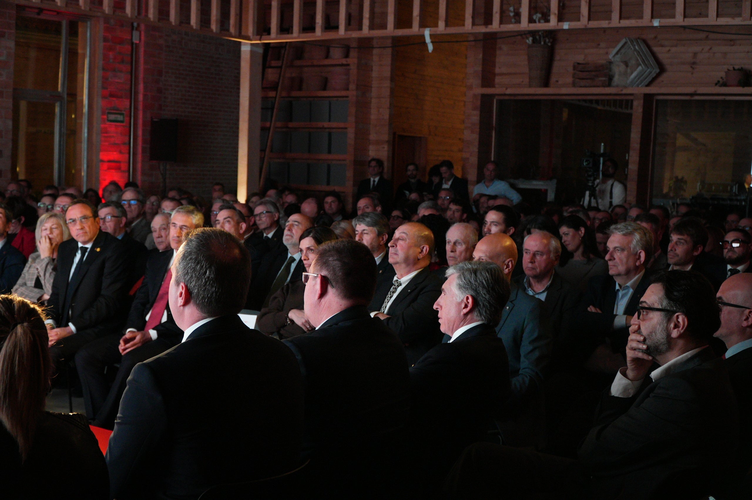 Escollint com a marc l'espai carregat d'història del Vapor de Prodis, els responsables del centre tecnològic Leitat (Laboratori d'Assajos i Investigacions Tèxtils de l'antic Acondicionamiento Tarrasense; nascut el 1906, i ara de transferència de saber a tota mena d'empreses) van celebrar aquest dimarts els seus 120 anys de vida rodejats de figures locals i nacionals de la ciència i la indústria. Estaven acompanyats dels terrassencs Miquel Sàmper, conseller d'Empresa, i Josep Rull, president del Parlament de Catalunya, d'exconsellers com Jordi Baget i Roger Torrent, de diputats locals i nacionals i de membres de la patronal Cecot, la Cambra de Comerç de Terrassa i el campus egarenc de la UPC. Hi van parlar la tinenta d'alcalde de Promoció Econòmica, Meritxell Lluís, el president de Leitat, Ramón Pastor, i el director general, Jordi Cabrafiga. I van convidar per a un debat sobre el futur de la investigació científica catalana aplicada a l'empresa Josep Usall, director de l'Institut de Recerca i Tecnologia Agroalimentàries; Begoña Benito, directora del Vall d'Hebron Institut de Recerca; Laura López, directora de projectes de recerca de l'Institut Català d'Investigació Química; i Sergi Figuerola, director de la Fundació i2CAT. Leitat desenvolupa anualment 500 projectes industrials, 89 europeus i 159 estatals d'I-D-i i presta més de 11.000 serveis avançats, des dels nous materials a la fabricació additiva en 3D, passant per fonts de proteïnes alternatives | Jan Romero