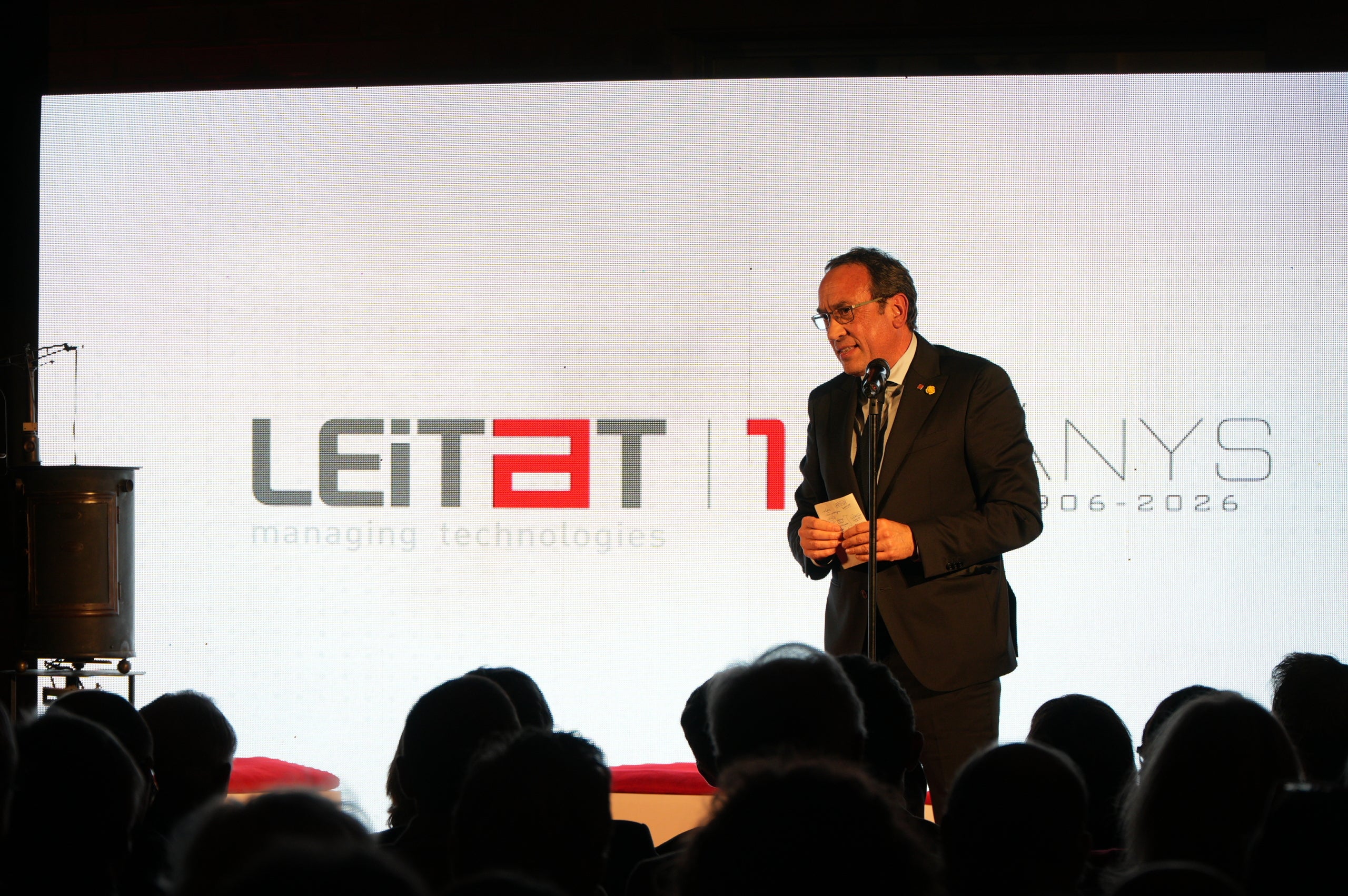 Escollint com a marc l'espai carregat d'història del Vapor de Prodis, els responsables del centre tecnològic Leitat (Laboratori d'Assajos i Investigacions Tèxtils de l'antic Acondicionamiento Tarrasense; nascut el 1906, i ara de transferència de saber a tota mena d'empreses) van celebrar aquest dimarts els seus 120 anys de vida rodejats de figures locals i nacionals de la ciència i la indústria. Estaven acompanyats dels terrassencs Miquel Sàmper, conseller d'Empresa, i Josep Rull, president del Parlament de Catalunya, d'exconsellers com Jordi Baget i Roger Torrent, de diputats locals i nacionals i de membres de la patronal Cecot, la Cambra de Comerç de Terrassa i el campus egarenc de la UPC. Hi van parlar la tinenta d'alcalde de Promoció Econòmica, Meritxell Lluís, el president de Leitat, Ramón Pastor, i el director general, Jordi Cabrafiga. I van convidar per a un debat sobre el futur de la investigació científica catalana aplicada a l'empresa Josep Usall, director de l'Institut de Recerca i Tecnologia Agroalimentàries; Begoña Benito, directora del Vall d'Hebron Institut de Recerca; Laura López, directora de projectes de recerca de l'Institut Català d'Investigació Química; i Sergi Figuerola, director de la Fundació i2CAT. Leitat desenvolupa anualment 500 projectes industrials, 89 europeus i 159 estatals d'I-D-i i presta més de 11.000 serveis avançats, des dels nous materials a la fabricació additiva en 3D, passant per fonts de proteïnes alternatives | Jan Romero