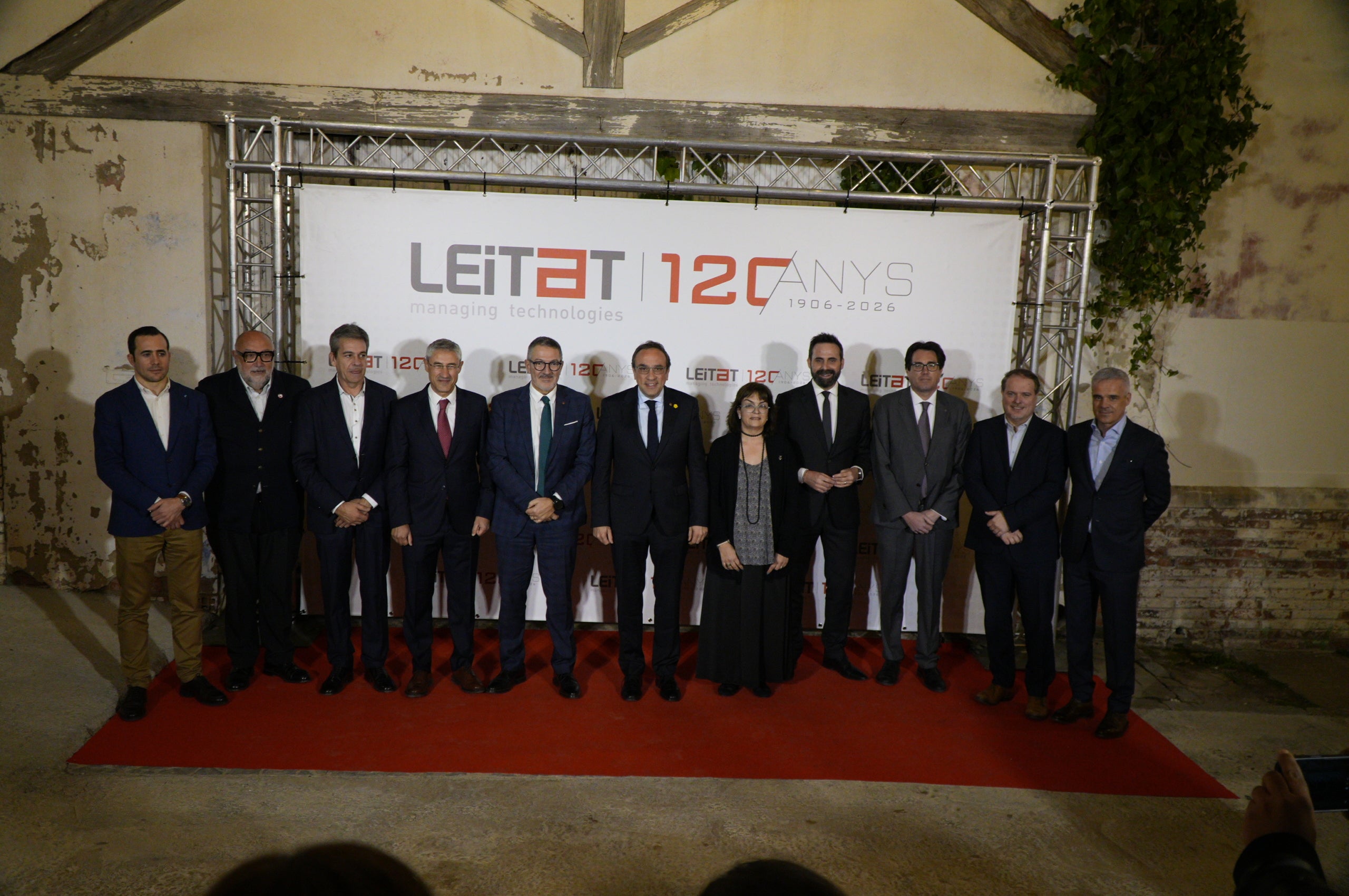 Escollint com a marc l'espai carregat d'història del Vapor de Prodis, els responsables del centre tecnològic Leitat (Laboratori d'Assajos i Investigacions Tèxtils de l'antic Acondicionamiento Tarrasense; nascut el 1906, i ara de transferència de saber a tota mena d'empreses) van celebrar aquest dimarts els seus 120 anys de vida rodejats de figures locals i nacionals de la ciència i la indústria. Estaven acompanyats dels terrassencs Miquel Sàmper, conseller d'Empresa, i Josep Rull, president del Parlament de Catalunya, d'exconsellers com Jordi Baget i Roger Torrent, de diputats locals i nacionals i de membres de la patronal Cecot, la Cambra de Comerç de Terrassa i el campus egarenc de la UPC. Hi van parlar la tinenta d'alcalde de Promoció Econòmica, Meritxell Lluís, el president de Leitat, Ramón Pastor, i el director general, Jordi Cabrafiga. I van convidar per a un debat sobre el futur de la investigació científica catalana aplicada a l'empresa Josep Usall, director de l'Institut de Recerca i Tecnologia Agroalimentàries; Begoña Benito, directora del Vall d'Hebron Institut de Recerca; Laura López, directora de projectes de recerca de l'Institut Català d'Investigació Química; i Sergi Figuerola, director de la Fundació i2CAT. Leitat desenvolupa anualment 500 projectes industrials, 89 europeus i 159 estatals d'I-D-i i presta més de 11.000 serveis avançats, des dels nous materials a la fabricació additiva en 3D, passant per fonts de proteïnes alternatives | Jan Romero