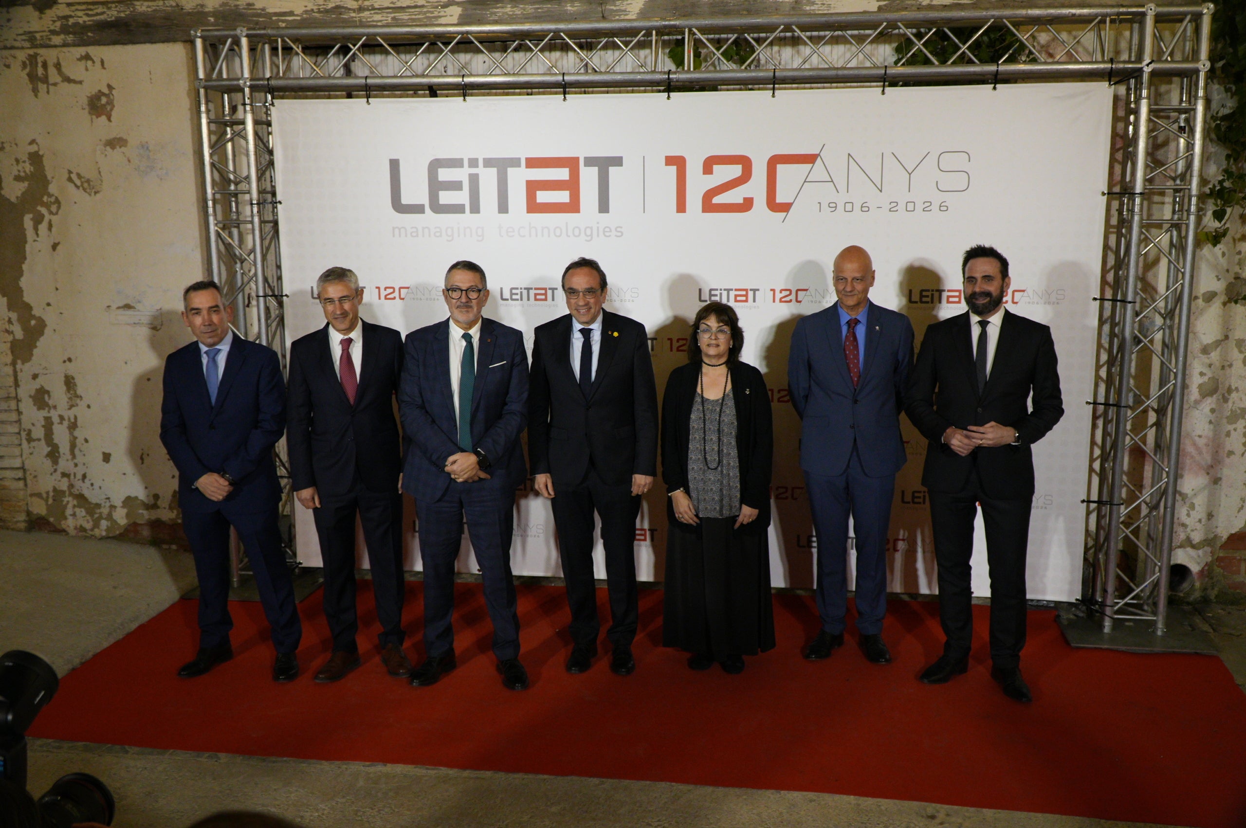 Escollint com a marc l'espai carregat d'història del Vapor de Prodis, els responsables del centre tecnològic Leitat (Laboratori d'Assajos i Investigacions Tèxtils de l'antic Acondicionamiento Tarrasense; nascut el 1906, i ara de transferència de saber a tota mena d'empreses) van celebrar aquest dimarts els seus 120 anys de vida rodejats de figures locals i nacionals de la ciència i la indústria. Estaven acompanyats dels terrassencs Miquel Sàmper, conseller d'Empresa, i Josep Rull, president del Parlament de Catalunya, d'exconsellers com Jordi Baget i Roger Torrent, de diputats locals i nacionals i de membres de la patronal Cecot, la Cambra de Comerç de Terrassa i el campus egarenc de la UPC. Hi van parlar la tinenta d'alcalde de Promoció Econòmica, Meritxell Lluís, el president de Leitat, Ramón Pastor, i el director general, Jordi Cabrafiga. I van convidar per a un debat sobre el futur de la investigació científica catalana aplicada a l'empresa Josep Usall, director de l'Institut de Recerca i Tecnologia Agroalimentàries; Begoña Benito, directora del Vall d'Hebron Institut de Recerca; Laura López, directora de projectes de recerca de l'Institut Català d'Investigació Química; i Sergi Figuerola, director de la Fundació i2CAT. Leitat desenvolupa anualment 500 projectes industrials, 89 europeus i 159 estatals d'I-D-i i presta més de 11.000 serveis avançats, des dels nous materials a la fabricació additiva en 3D, passant per fonts de proteïnes alternatives | Jan Romero