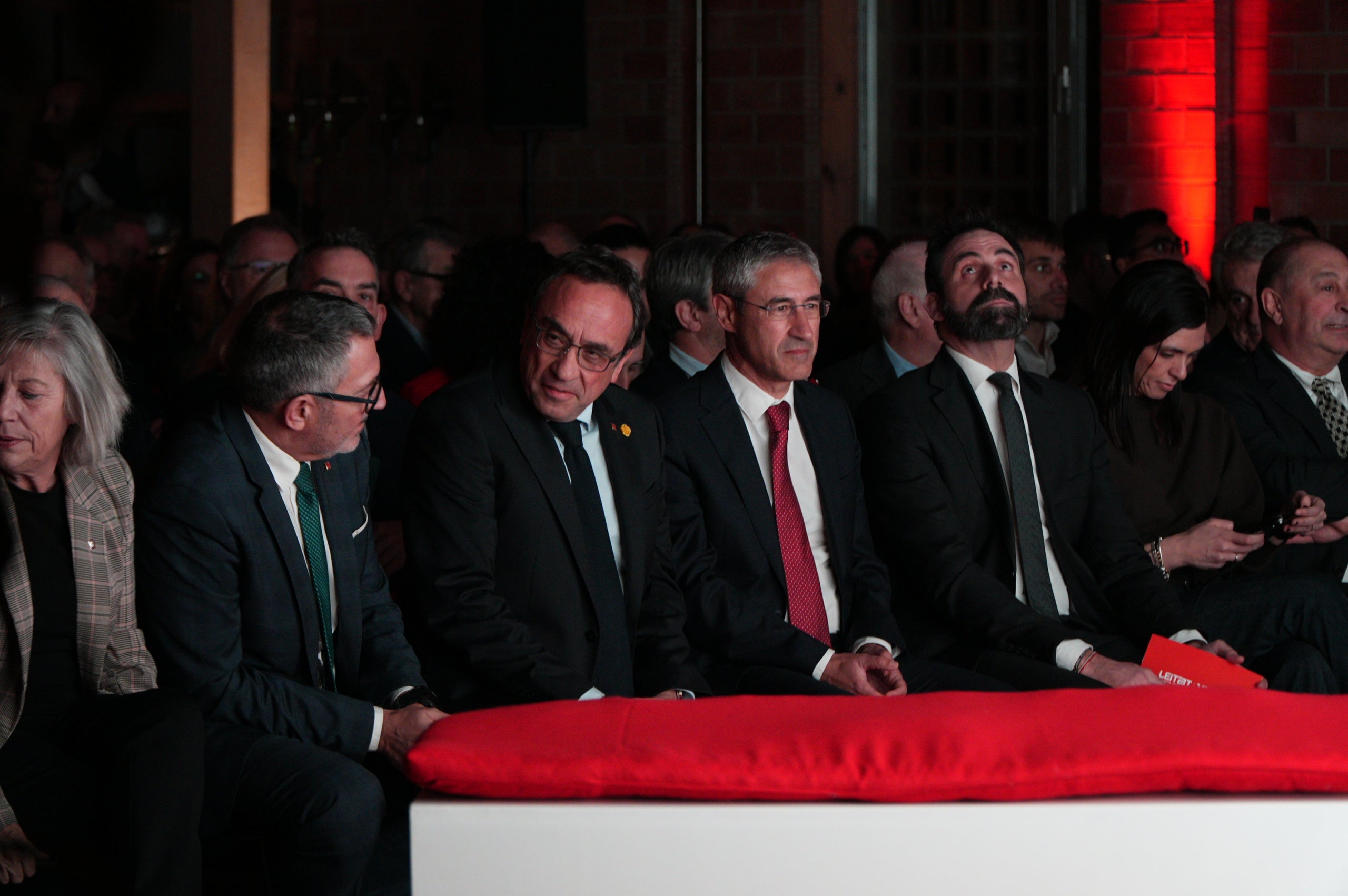 Escollint com a marc l'espai carregat d'història del Vapor de Prodis, els responsables del centre tecnològic Leitat (Laboratori d'Assajos i Investigacions Tèxtils de l'antic Acondicionamiento Tarrasense; nascut el 1906, i ara de transferència de saber a tota mena d'empreses) van celebrar aquest dimarts els seus 120 anys de vida rodejats de figures locals i nacionals de la ciència i la indústria. Estaven acompanyats dels terrassencs Miquel Sàmper, conseller d'Empresa, i Josep Rull, president del Parlament de Catalunya, d'exconsellers com Jordi Baget i Roger Torrent, de diputats locals i nacionals i de membres de la patronal Cecot, la Cambra de Comerç de Terrassa i el campus egarenc de la UPC. Hi van parlar la tinenta d'alcalde de Promoció Econòmica, Meritxell Lluís, el president de Leitat, Ramón Pastor, i el director general, Jordi Cabrafiga. I van convidar per a un debat sobre el futur de la investigació científica catalana aplicada a l'empresa Josep Usall, director de l'Institut de Recerca i Tecnologia Agroalimentàries; Begoña Benito, directora del Vall d'Hebron Institut de Recerca; Laura López, directora de projectes de recerca de l'Institut Català d'Investigació Química; i Sergi Figuerola, director de la Fundació i2CAT. Leitat desenvolupa anualment 500 projectes industrials, 89 europeus i 159 estatals d'I-D-i i presta més de 11.000 serveis avançats, des dels nous materials a la fabricació additiva en 3D, passant per fonts de proteïnes alternatives | Jan Romero