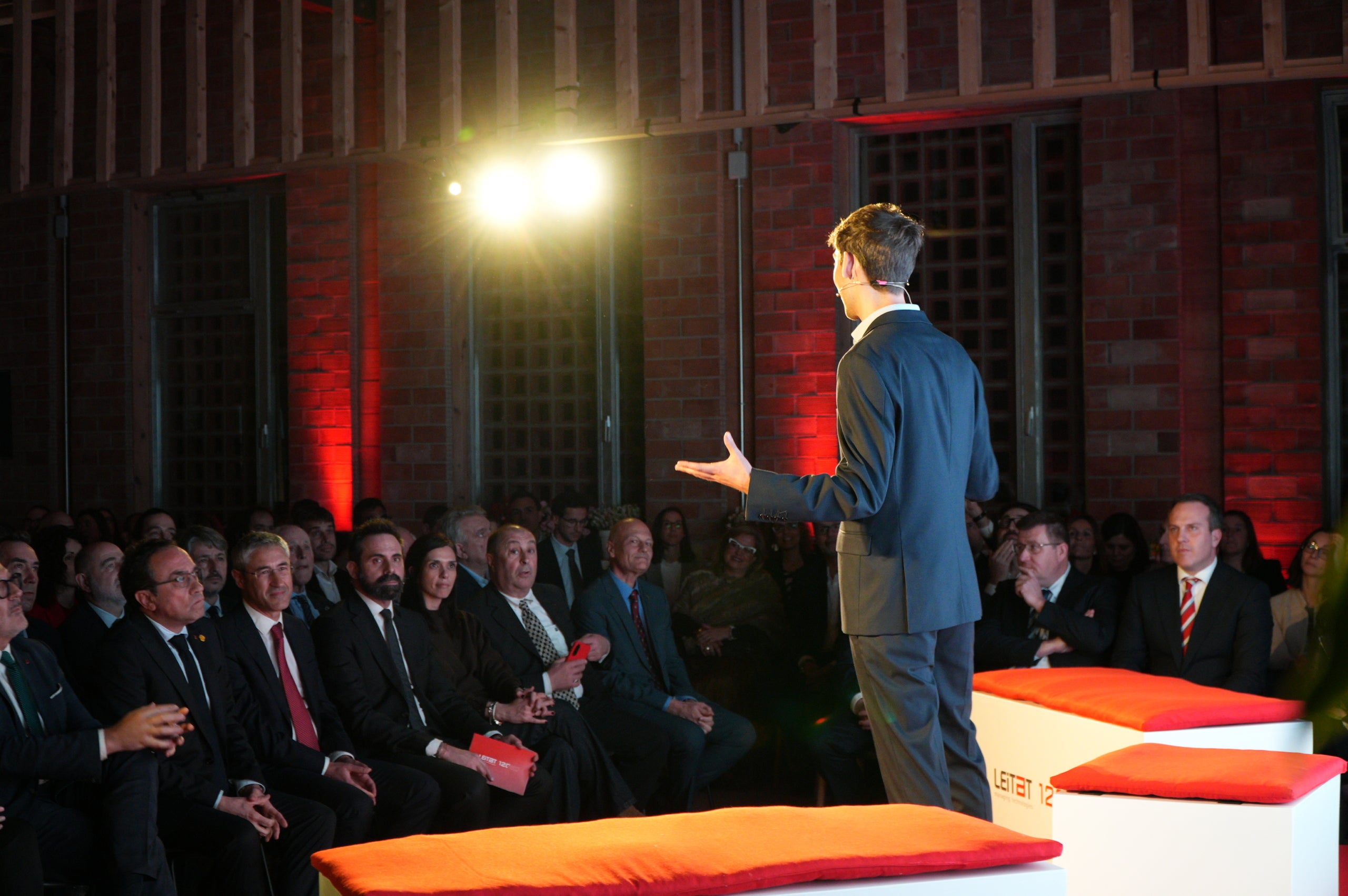 Escollint com a marc l'espai carregat d'història del Vapor de Prodis, els responsables del centre tecnològic Leitat (Laboratori d'Assajos i Investigacions Tèxtils de l'antic Acondicionamiento Tarrasense; nascut el 1906, i ara de transferència de saber a tota mena d'empreses) van celebrar aquest dimarts els seus 120 anys de vida rodejats de figures locals i nacionals de la ciència i la indústria. Estaven acompanyats dels terrassencs Miquel Sàmper, conseller d'Empresa, i Josep Rull, president del Parlament de Catalunya, d'exconsellers com Jordi Baget i Roger Torrent, de diputats locals i nacionals i de membres de la patronal Cecot, la Cambra de Comerç de Terrassa i el campus egarenc de la UPC. Hi van parlar la tinenta d'alcalde de Promoció Econòmica, Meritxell Lluís, el president de Leitat, Ramón Pastor, i el director general, Jordi Cabrafiga. I van convidar per a un debat sobre el futur de la investigació científica catalana aplicada a l'empresa Josep Usall, director de l'Institut de Recerca i Tecnologia Agroalimentàries; Begoña Benito, directora del Vall d'Hebron Institut de Recerca; Laura López, directora de projectes de recerca de l'Institut Català d'Investigació Química; i Sergi Figuerola, director de la Fundació i2CAT. Leitat desenvolupa anualment 500 projectes industrials, 89 europeus i 159 estatals d'I-D-i i presta més de 11.000 serveis avançats, des dels nous materials a la fabricació additiva en 3D, passant per fonts de proteïnes alternatives | Jan Romero