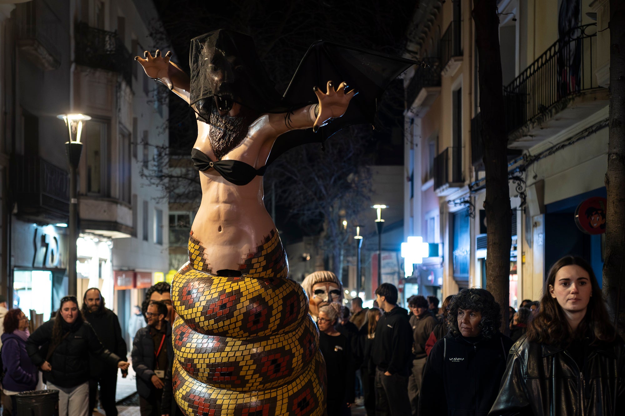 Aquest dimecres, dia 18 de febrer, ha tingut lloc l’acte que posa punt i final a la celebració del Carnestoltes a Terrassa. Cap a les vuit del vespre s’ha iniciat la Rua Mortuòria, amb els taüts del rei i la reina, que els ha conduït fins al Parc de Vallparadís. Un cop allà, s’ha fet l’enterrament de la sardina amb la col·laboració de diversos grups de cultura popular de la ciutat amb un sorprenent espectacle teatral i de foc.