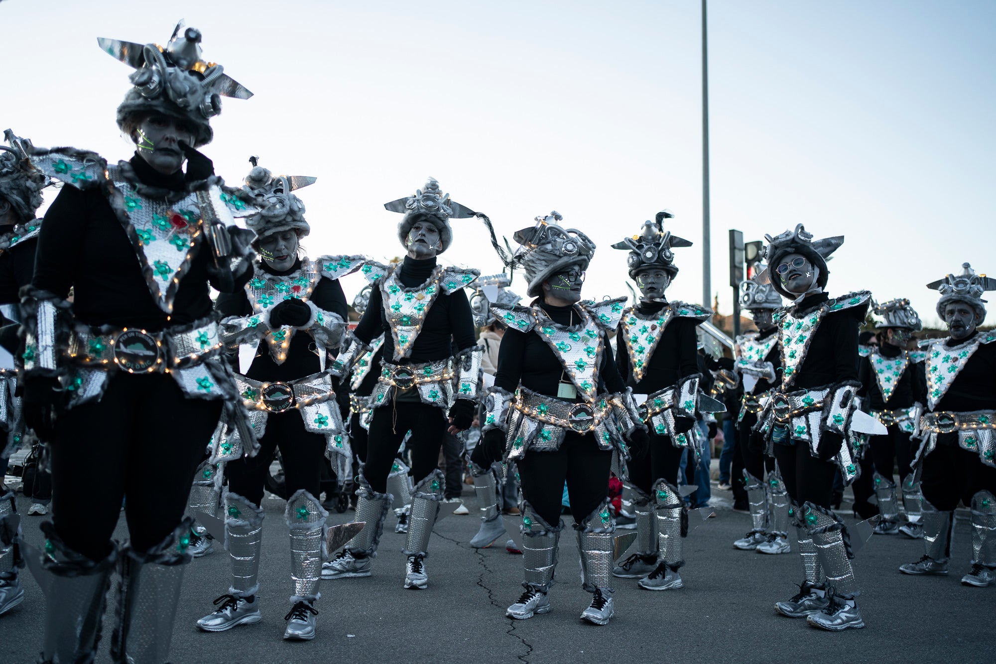 Els carrers de Terrassa s'han disfressat aquest dissabte al vespre per a una rua de Carnestoltes 2026 multitudinària, partint de la plaça de les Magnòlies, en què hi han participat 25 carrosses amb 2.189 persones. Ha obert la comparsa 'Groc cridaner', guanyadora de la desfilada l'any passat, on figuraven la reina i el rei d'enguany, Tifarola i Tifanal. Al cap d'unes hores, rebien les claus de la ciutat durant aquests dies de disbauxa des del balcó de l'Ajuntament, al Raval. Allà, hi han pronunciat un pregó combatiu les membres de lila del Casal de la Dona, en què han reivindicat 'cossos lliures' i una festa 'feminista, irreverent i republicana'. | Mireia Comas