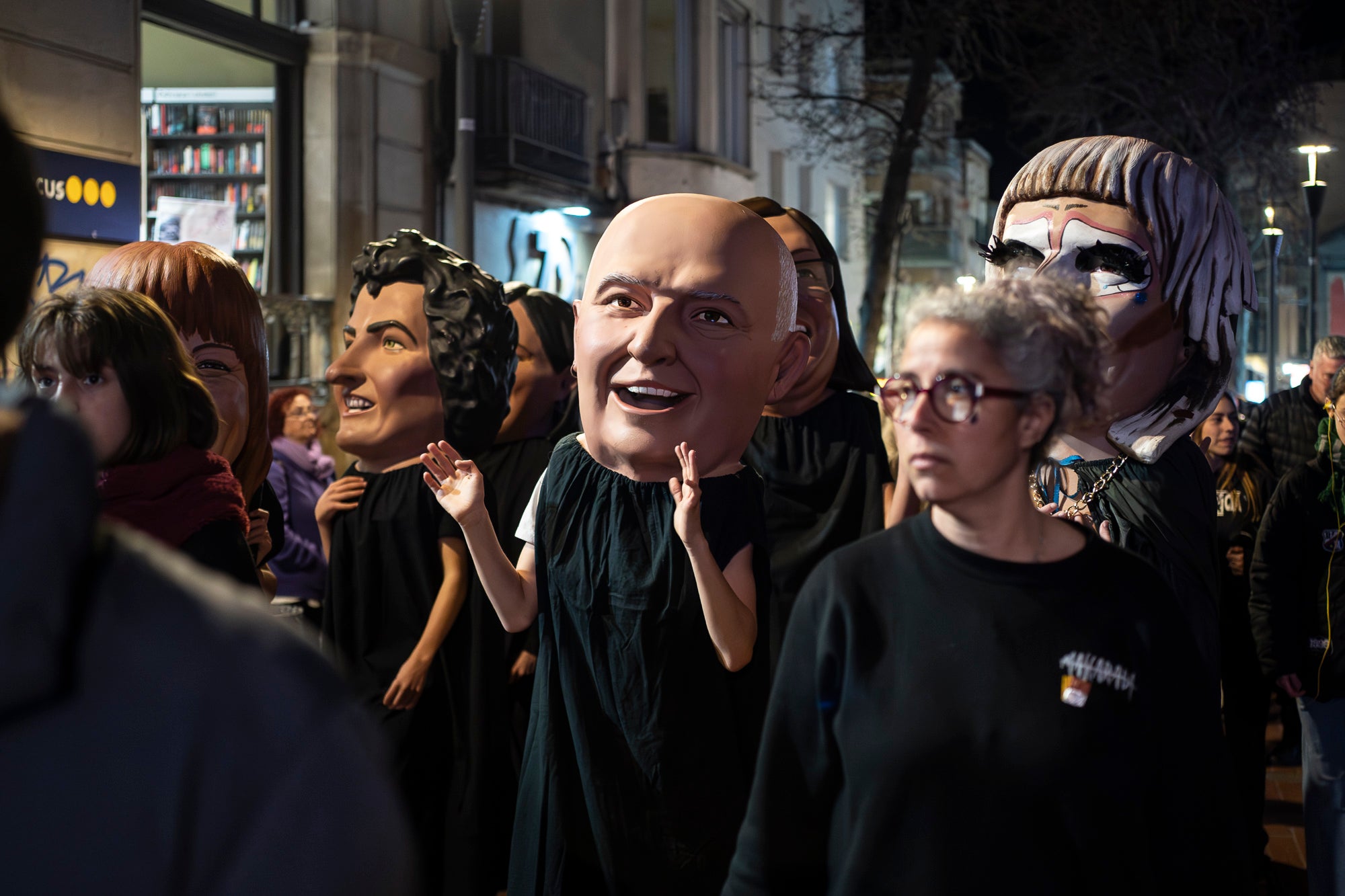 Aquest dimecres, dia 18 de febrer, ha tingut lloc l’acte que posa punt i final a la celebració del Carnestoltes a Terrassa. Cap a les vuit del vespre s’ha iniciat la Rua Mortuòria, amb els taüts del rei i la reina, que els ha conduït fins al Parc de Vallparadís. Un cop allà, s’ha fet l’enterrament de la sardina amb la col·laboració de diversos grups de cultura popular de la ciutat amb un sorprenent espectacle teatral i de foc.