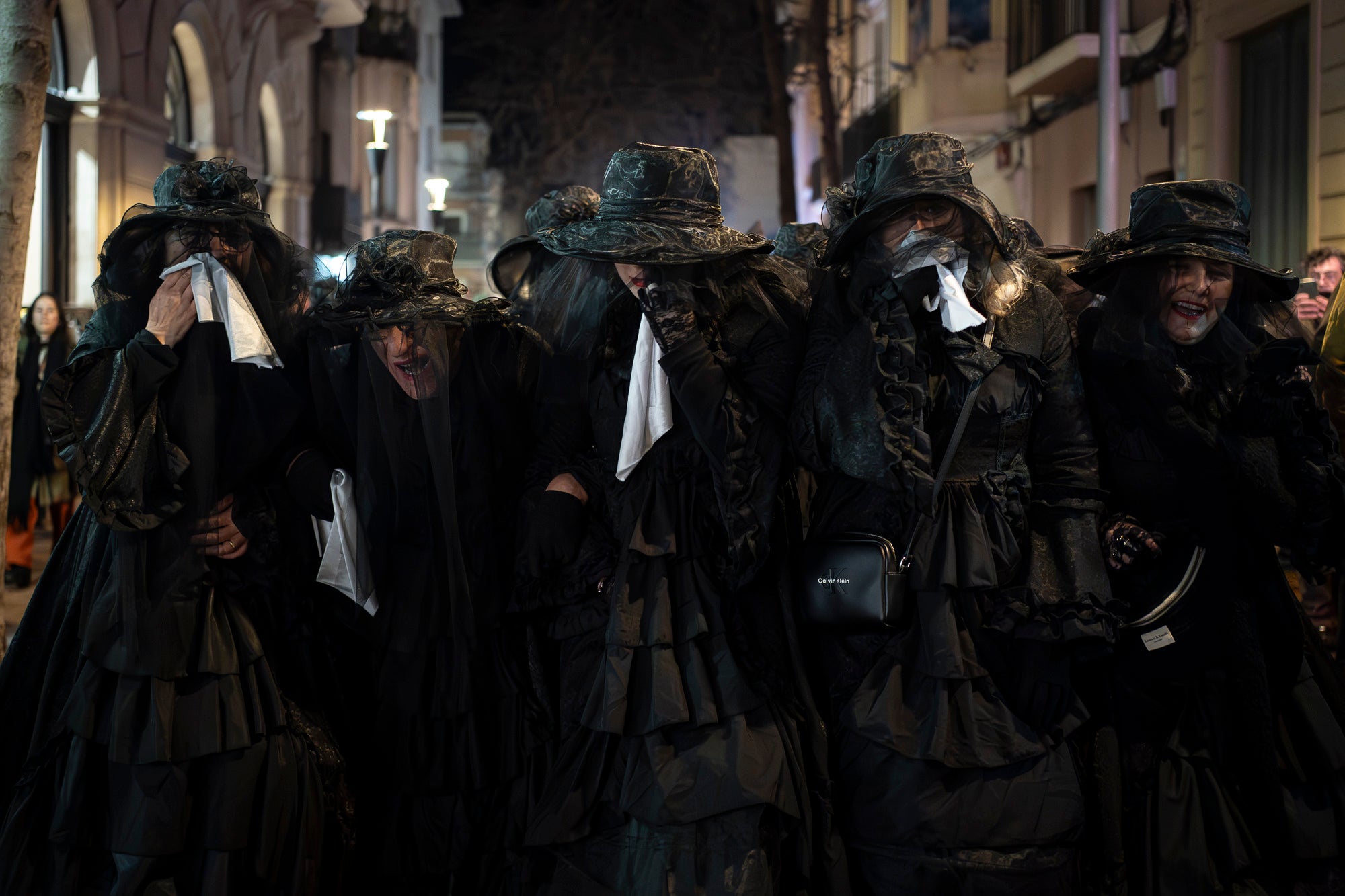 Aquest dimecres, dia 18 de febrer, ha tingut lloc l’acte que posa punt i final a la celebració del Carnestoltes a Terrassa. Cap a les vuit del vespre s’ha iniciat la Rua Mortuòria, amb els taüts del rei i la reina, que els ha conduït fins al Parc de Vallparadís. Un cop allà, s’ha fet l’enterrament de la sardina amb la col·laboració de diversos grups de cultura popular de la ciutat amb un sorprenent espectacle teatral i de foc.