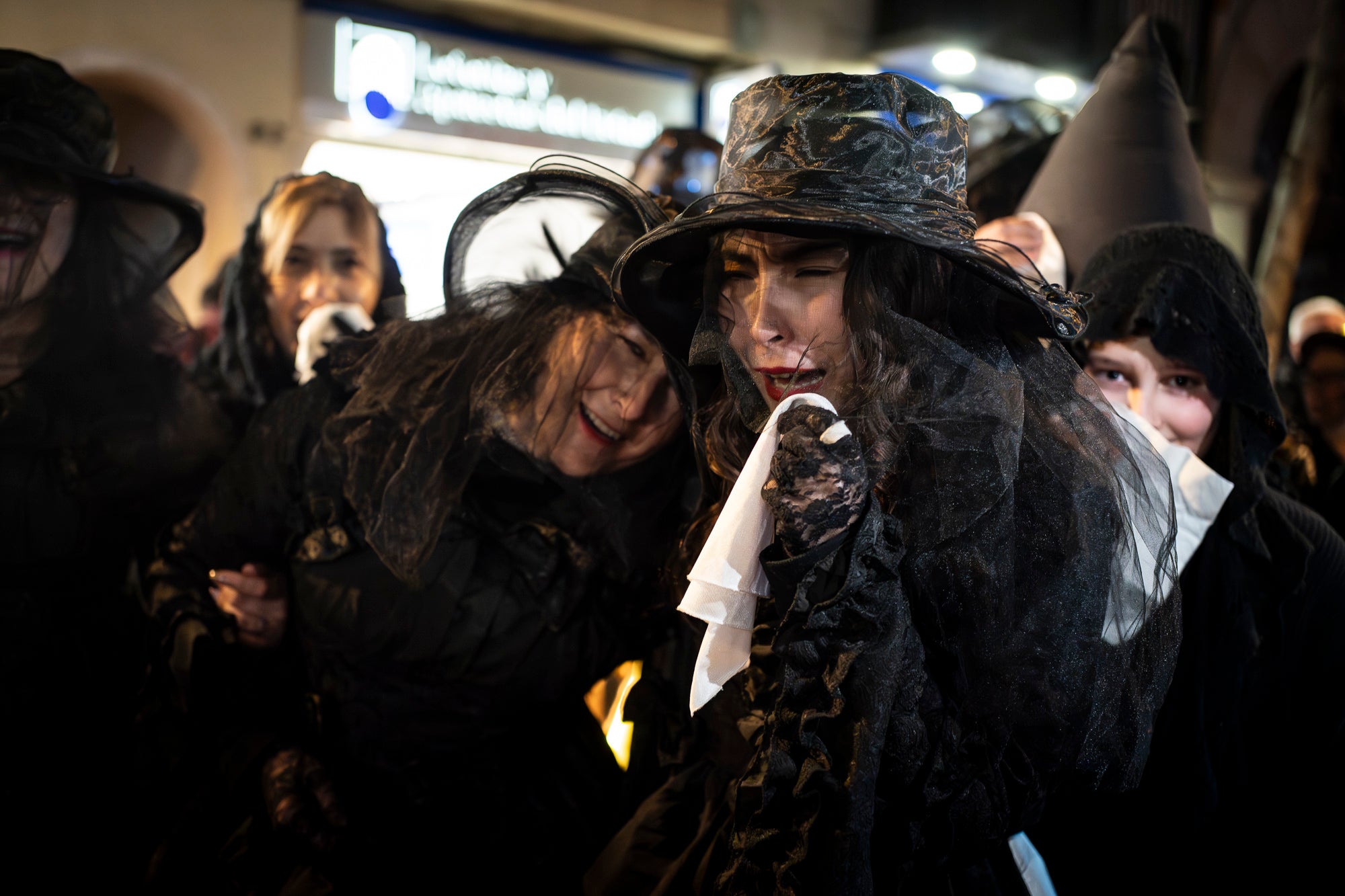Aquest dimecres, dia 18 de febrer, ha tingut lloc l’acte que posa punt i final a la celebració del Carnestoltes a Terrassa. Cap a les vuit del vespre s’ha iniciat la Rua Mortuòria, amb els taüts del rei i la reina, que els ha conduït fins al Parc de Vallparadís. Un cop allà, s’ha fet l’enterrament de la sardina amb la col·laboració de diversos grups de cultura popular de la ciutat amb un sorprenent espectacle teatral i de foc.
