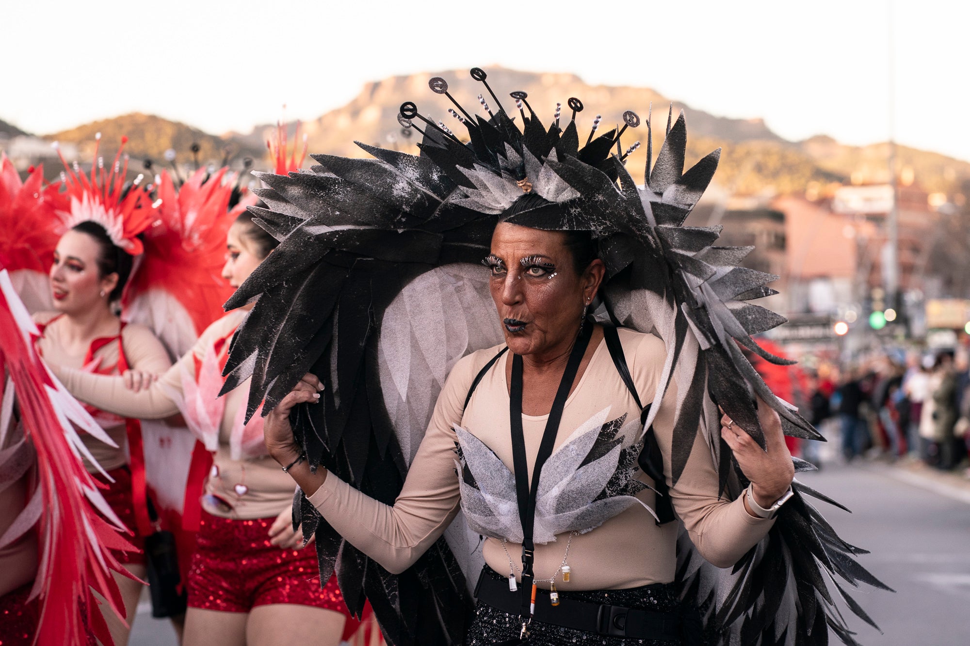 Els carrers de Terrassa s'han disfressat aquest dissabte al vespre per a una rua de Carnestoltes 2026 multitudinària, partint de la plaça de les Magnòlies, en què hi han participat 25 carrosses amb 2.189 persones. Ha obert la comparsa 'Groc cridaner', guanyadora de la desfilada l'any passat, on figuraven la reina i el rei d'enguany, Tifarola i Tifanal. Al cap d'unes hores, rebien les claus de la ciutat durant aquests dies de disbauxa des del balcó de l'Ajuntament, al Raval. Allà, hi han pronunciat un pregó combatiu les membres de lila del Casal de la Dona, en què han reivindicat 'cossos lliures' i una festa 'feminista, irreverent i republicana'. | Mireia Comas