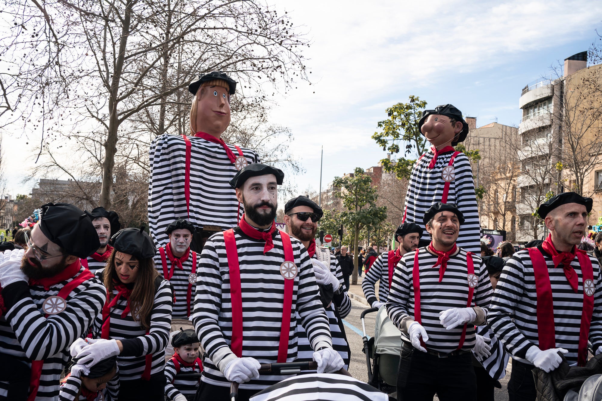 Després de la gran rua de dissabte al vespre, torn aquest diumenge al matí per a la rua infantil del Carnestoltes 2026 de Terrassa, encapçalada per la reina i el rei d'enguany, Tifa-Rola i Tifa-Nal, i el grup Groc Cridaner. Una vintena de comparses d'escoles de la ciutat han participat en aquesta desfilada matinal per la Rambla d'Ègara, que ha passat pel Raval de Montserrat i ha acabat a la plaça Vella. En aquesta ocasió, els més menuts eren els protagonistes amb coreografies acompanyades de pares i professors. La festa ha finalitzat a la plaça Nova, amb música, premis i el pregó a càrrec de totes les comparses | Mireia Comas