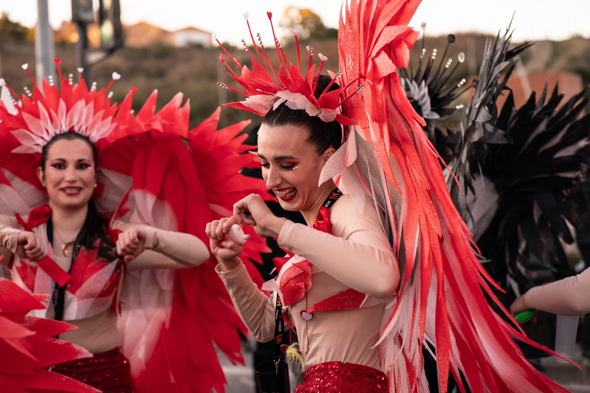 Els carrers de Terrassa s'han disfressat aquest dissabte al vespre per a una rua de Carnestoltes 2026 multitudinària, partint de la plaça de les Magnòlies, en què hi han participat 25 carrosses amb 2.189 persones. Ha obert la comparsa 'Groc cridaner', guanyadora de la desfilada l'any passat, on figuraven la reina i el rei d'enguany, Tifarola i Tifanal. Al cap d'unes hores, rebien les claus de la ciutat durant aquests dies de disbauxa des del balcó de l'Ajuntament, al Raval. Allà, hi han pronunciat un pregó combatiu les membres de lila del Casal de la Dona, en què han reivindicat 'cossos lliures' i una festa 'feminista, irreverent i republicana'. | Mireia Comas