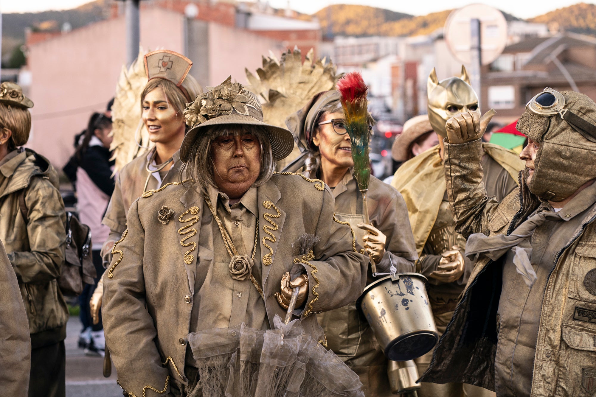 Els carrers de Terrassa s'han disfressat aquest dissabte al vespre per a una rua de Carnestoltes 2026 multitudinària, partint de la plaça de les Magnòlies, en què hi han participat 25 carrosses amb 2.189 persones. Ha obert la comparsa 'Groc cridaner', guanyadora de la desfilada l'any passat, on figuraven la reina i el rei d'enguany, Tifarola i Tifanal. Al cap d'unes hores, rebien les claus de la ciutat durant aquests dies de disbauxa des del balcó de l'Ajuntament, al Raval. Allà, hi han pronunciat un pregó combatiu les membres de lila del Casal de la Dona, en què han reivindicat 'cossos lliures' i una festa 'feminista, irreverent i republicana'. | Mireia Comas