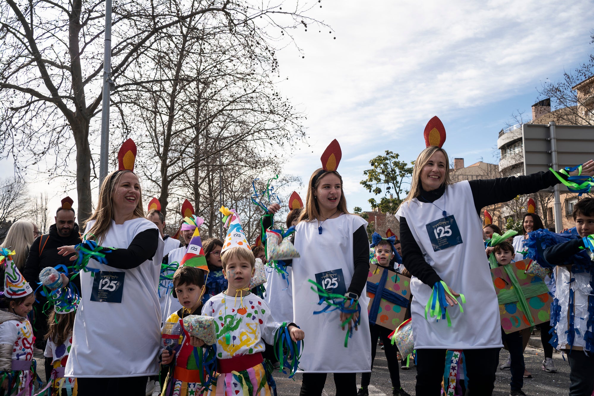 Després de la gran rua de dissabte al vespre, torn aquest diumenge al matí per a la rua infantil del Carnestoltes 2026 de Terrassa, encapçalada per la reina i el rei d'enguany, Tifa-Rola i Tifa-Nal, i el grup Groc Cridaner. Una vintena de comparses d'escoles de la ciutat han participat en aquesta desfilada matinal per la Rambla d'Ègara, que ha passat pel Raval de Montserrat i ha acabat a la plaça Vella. En aquesta ocasió, els més menuts eren els protagonistes amb coreografies acompanyades de pares i professors. La festa ha finalitzat a la plaça Nova, amb música, premis i el pregó a càrrec de totes les comparses | Mireia Comas