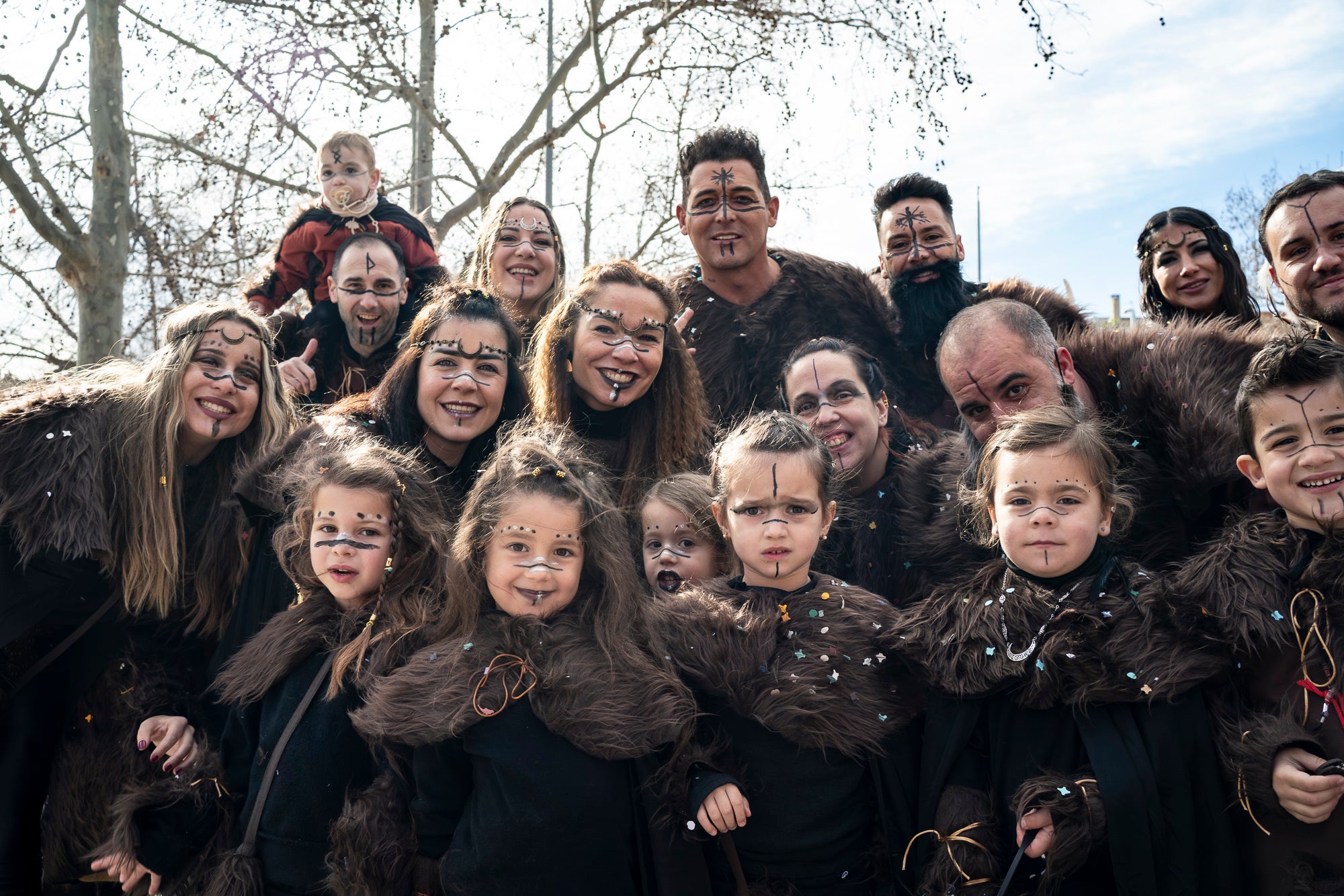 Després de la gran rua de dissabte al vespre, torn aquest diumenge al matí per a la rua infantil del Carnestoltes 2026 de Terrassa, encapçalada per la reina i el rei d'enguany, Tifa-Rola i Tifa-Nal, i el grup Groc Cridaner. Una vintena de comparses d'escoles de la ciutat han participat en aquesta desfilada matinal per la Rambla d'Ègara, que ha passat pel Raval de Montserrat i ha acabat a la plaça Vella. En aquesta ocasió, els més menuts eren els protagonistes amb coreografies acompanyades de pares i professors. La festa ha finalitzat a la plaça Nova, amb música, premis i el pregó a càrrec de totes les comparses | Mireia Comas