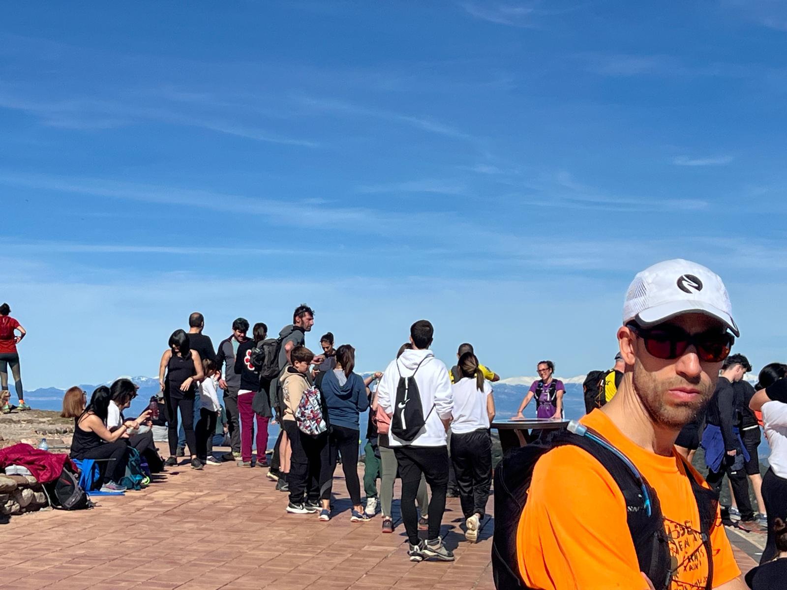 Després de molts caps de setmana de pluja i vent, aquest diumenge, dia 22 de febrer, el cel ens ha donat una treva i hem pogut gaudir d’un dia majestuós. Tot i trobar-nos a finals de febrer, la temperatura era d’allò més primaveral, i això ha fet que moltíssima gent s’animés a pujar fins a dalt del cim de La Mola. L’esplanada s’ha omplert d’excursionistes que han aprofitat per estirar les cames amb la família i amics, i gaudir de les esplèndides vistes des d’aquest mirador vallesà.