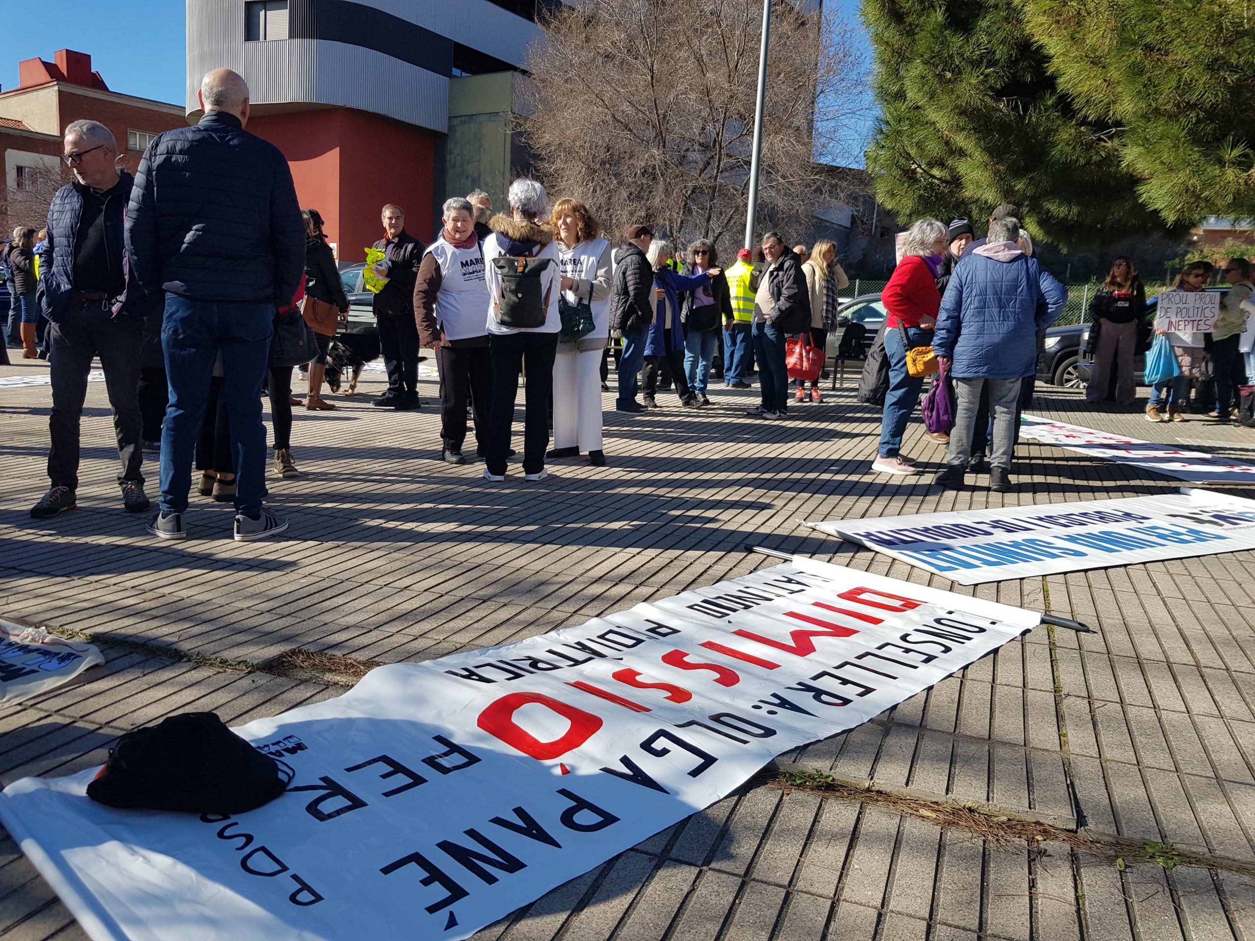 Les plataformes en defensa d’una sanitat pública i de qualitat han exhibit múscul aquest dissabte, 21 de febrer, en una de les grans mobilitzacions que estan previstes aquest mes en diversos municipis de l’àrea d’influència del Consorci Sanitari de Terrassa i l’Hospital Universitari MútuaTerrassa. Els manifestants s’han aplegat a la placeta de davant dels terrenys on ha d’anar el futur CUAP-CAP Països Catalans per reclamar l’inici imminent de les obres, i assenyalar la consellera Olga Pané com una de les principals culpables del seu endarreriment. “Estem cansats d’espera, ens hi va la vida”, han deixat clar, tot convidant a la ciutadania a mobilitzar-se el pròxim dia 11 d’abril a les 11 del matí des de l’Estació del Nord en la gran manifestació unitària per reclamar més recursos i més personal a la sanitat pública, i la construcció dels equipaments “urgents” a Terrassa, Rubí, Viladecavalls, Olesa i Sant Cugat. 