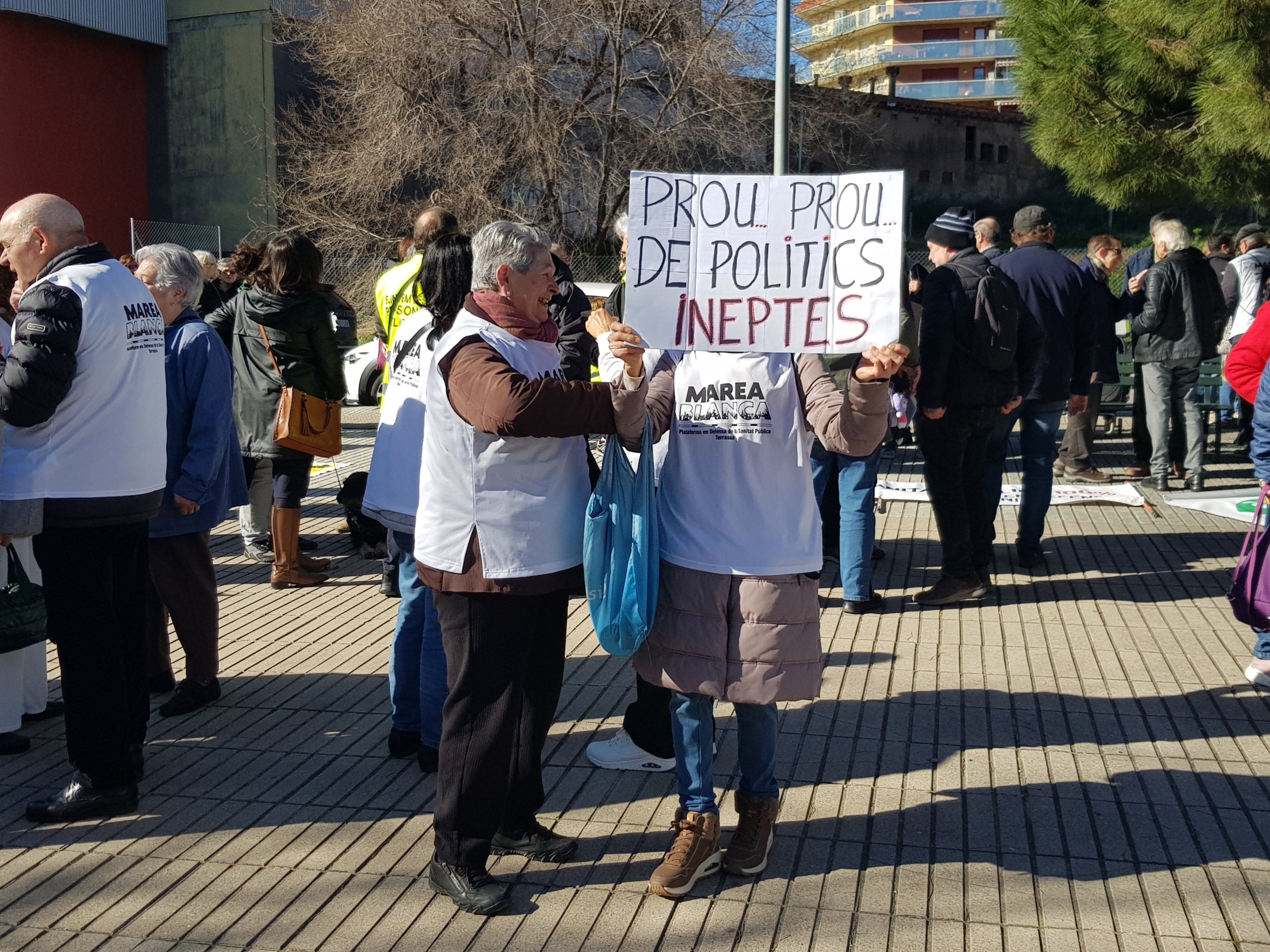 Les plataformes en defensa d’una sanitat pública i de qualitat han exhibit múscul aquest dissabte, 21 de febrer, en una de les grans mobilitzacions que estan previstes aquest mes en diversos municipis de l’àrea d’influència del Consorci Sanitari de Terrassa i l’Hospital Universitari MútuaTerrassa. Els manifestants s’han aplegat a la placeta de davant dels terrenys on ha d’anar el futur CUAP-CAP Països Catalans per reclamar l’inici imminent de les obres, i assenyalar la consellera Olga Pané com una de les principals culpables del seu endarreriment. “Estem cansats d’espera, ens hi va la vida”, han deixat clar, tot convidant a la ciutadania a mobilitzar-se el pròxim dia 11 d’abril a les 11 del matí des de l’Estació del Nord en la gran manifestació unitària per reclamar més recursos i més personal a la sanitat pública, i la construcció dels equipaments “urgents” a Terrassa, Rubí, Viladecavalls, Olesa i Sant Cugat. 