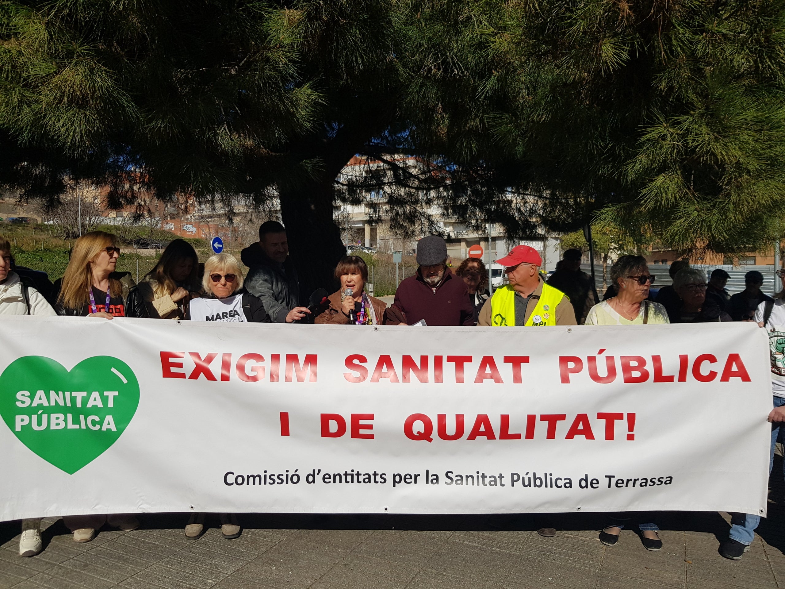 Les plataformes en defensa d’una sanitat pública i de qualitat han exhibit múscul aquest dissabte, 21 de febrer, en una de les grans mobilitzacions que estan previstes aquest mes en diversos municipis de l’àrea d’influència del Consorci Sanitari de Terrassa i l’Hospital Universitari MútuaTerrassa. Els manifestants s’han aplegat a la placeta de davant dels terrenys on ha d’anar el futur CUAP-CAP Països Catalans per reclamar l’inici imminent de les obres, i assenyalar la consellera Olga Pané com una de les principals culpables del seu endarreriment. “Estem cansats d’espera, ens hi va la vida”, han deixat clar, tot convidant a la ciutadania a mobilitzar-se el pròxim dia 11 d’abril a les 11 del matí des de l’Estació del Nord en la gran manifestació unitària per reclamar més recursos i més personal a la sanitat pública, i la construcció dels equipaments “urgents” a Terrassa, Rubí, Viladecavalls, Olesa i Sant Cugat. 
