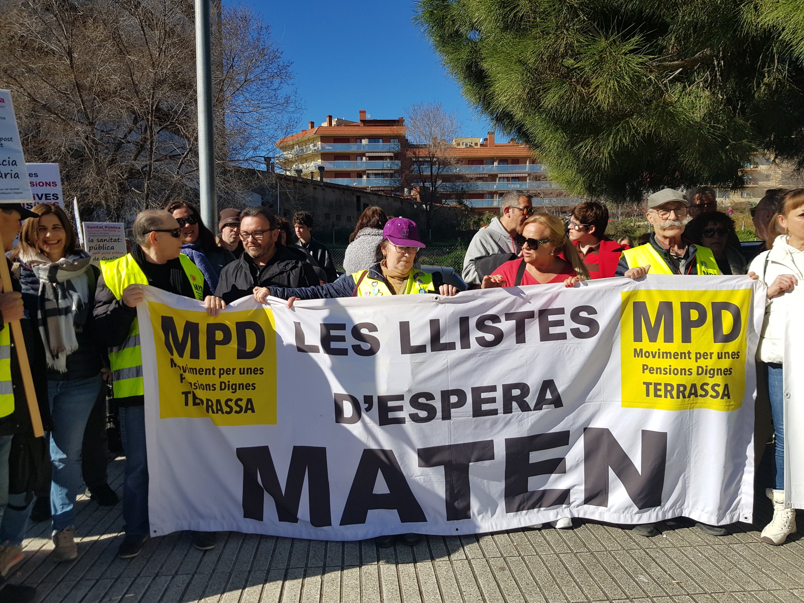Les plataformes en defensa d’una sanitat pública i de qualitat han exhibit múscul aquest dissabte, 21 de febrer, en una de les grans mobilitzacions que estan previstes aquest mes en diversos municipis de l’àrea d’influència del Consorci Sanitari de Terrassa i l’Hospital Universitari MútuaTerrassa. Els manifestants s’han aplegat a la placeta de davant dels terrenys on ha d’anar el futur CUAP-CAP Països Catalans per reclamar l’inici imminent de les obres, i assenyalar la consellera Olga Pané com una de les principals culpables del seu endarreriment. “Estem cansats d’espera, ens hi va la vida”, han deixat clar, tot convidant a la ciutadania a mobilitzar-se el pròxim dia 11 d’abril a les 11 del matí des de l’Estació del Nord en la gran manifestació unitària per reclamar més recursos i més personal a la sanitat pública, i la construcció dels equipaments “urgents” a Terrassa, Rubí, Viladecavalls, Olesa i Sant Cugat. 
