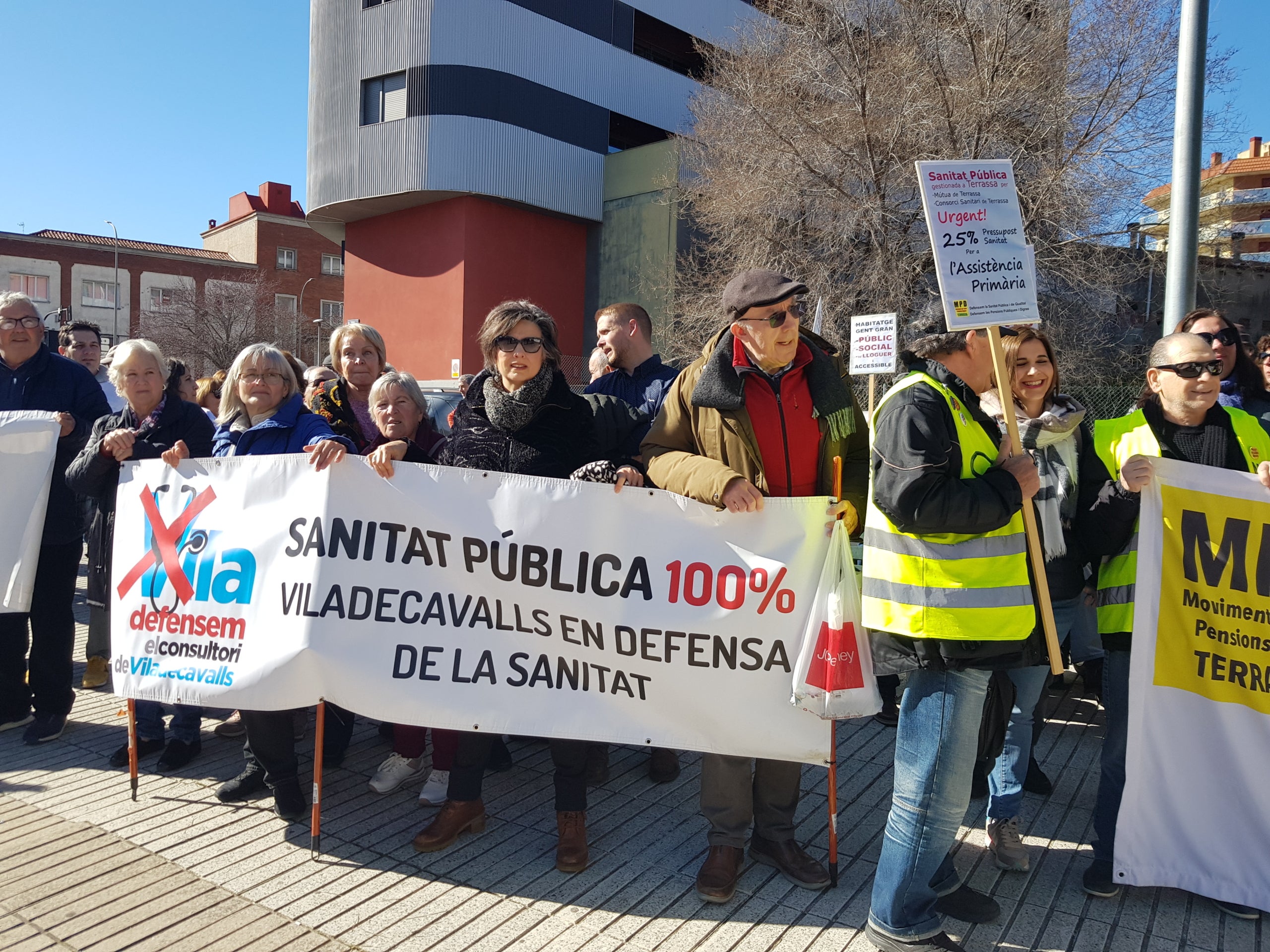 Les plataformes en defensa d’una sanitat pública i de qualitat han exhibit múscul aquest dissabte, 21 de febrer, en una de les grans mobilitzacions que estan previstes aquest mes en diversos municipis de l’àrea d’influència del Consorci Sanitari de Terrassa i l’Hospital Universitari MútuaTerrassa. Els manifestants s’han aplegat a la placeta de davant dels terrenys on ha d’anar el futur CUAP-CAP Països Catalans per reclamar l’inici imminent de les obres, i assenyalar la consellera Olga Pané com una de les principals culpables del seu endarreriment. “Estem cansats d’espera, ens hi va la vida”, han deixat clar, tot convidant a la ciutadania a mobilitzar-se el pròxim dia 11 d’abril a les 11 del matí des de l’Estació del Nord en la gran manifestació unitària per reclamar més recursos i més personal a la sanitat pública, i la construcció dels equipaments “urgents” a Terrassa, Rubí, Viladecavalls, Olesa i Sant Cugat. 