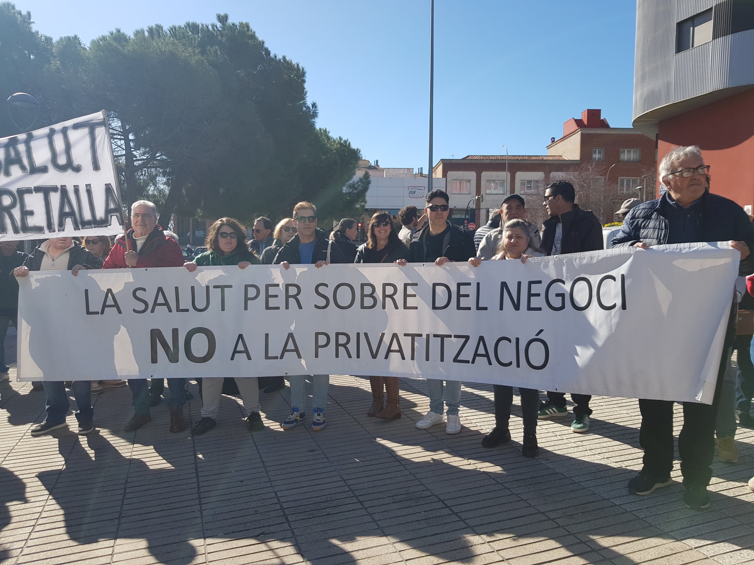 Les plataformes en defensa d’una sanitat pública i de qualitat han exhibit múscul aquest dissabte, 21 de febrer, en una de les grans mobilitzacions que estan previstes aquest mes en diversos municipis de l’àrea d’influència del Consorci Sanitari de Terrassa i l’Hospital Universitari MútuaTerrassa. Els manifestants s’han aplegat a la placeta de davant dels terrenys on ha d’anar el futur CUAP-CAP Països Catalans per reclamar l’inici imminent de les obres, i assenyalar la consellera Olga Pané com una de les principals culpables del seu endarreriment. “Estem cansats d’espera, ens hi va la vida”, han deixat clar, tot convidant a la ciutadania a mobilitzar-se el pròxim dia 11 d’abril a les 11 del matí des de l’Estació del Nord en la gran manifestació unitària per reclamar més recursos i més personal a la sanitat pública, i la construcció dels equipaments “urgents” a Terrassa, Rubí, Viladecavalls, Olesa i Sant Cugat. 