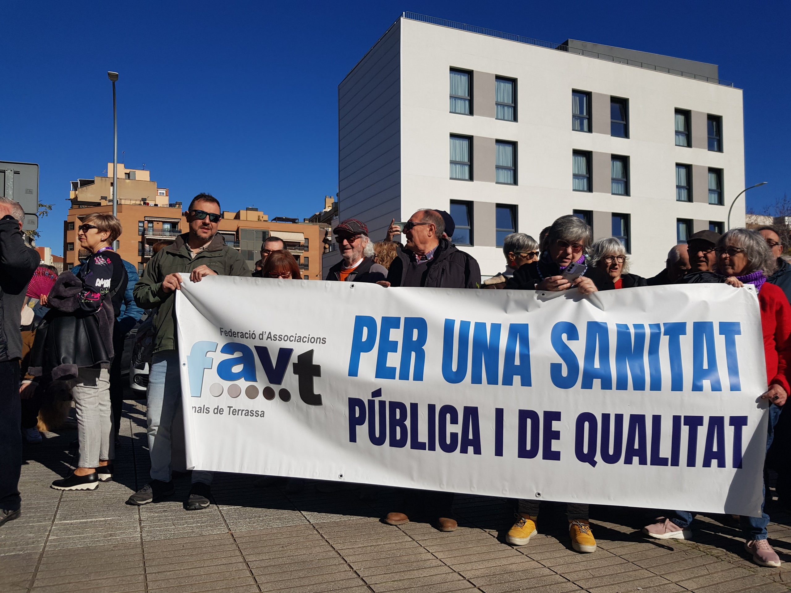 Les plataformes en defensa d’una sanitat pública i de qualitat han exhibit múscul aquest dissabte, 21 de febrer, en una de les grans mobilitzacions que estan previstes aquest mes en diversos municipis de l’àrea d’influència del Consorci Sanitari de Terrassa i l’Hospital Universitari MútuaTerrassa. Els manifestants s’han aplegat a la placeta de davant dels terrenys on ha d’anar el futur CUAP-CAP Països Catalans per reclamar l’inici imminent de les obres, i assenyalar la consellera Olga Pané com una de les principals culpables del seu endarreriment. “Estem cansats d’espera, ens hi va la vida”, han deixat clar, tot convidant a la ciutadania a mobilitzar-se el pròxim dia 11 d’abril a les 11 del matí des de l’Estació del Nord en la gran manifestació unitària per reclamar més recursos i més personal a la sanitat pública, i la construcció dels equipaments “urgents” a Terrassa, Rubí, Viladecavalls, Olesa i Sant Cugat. 
