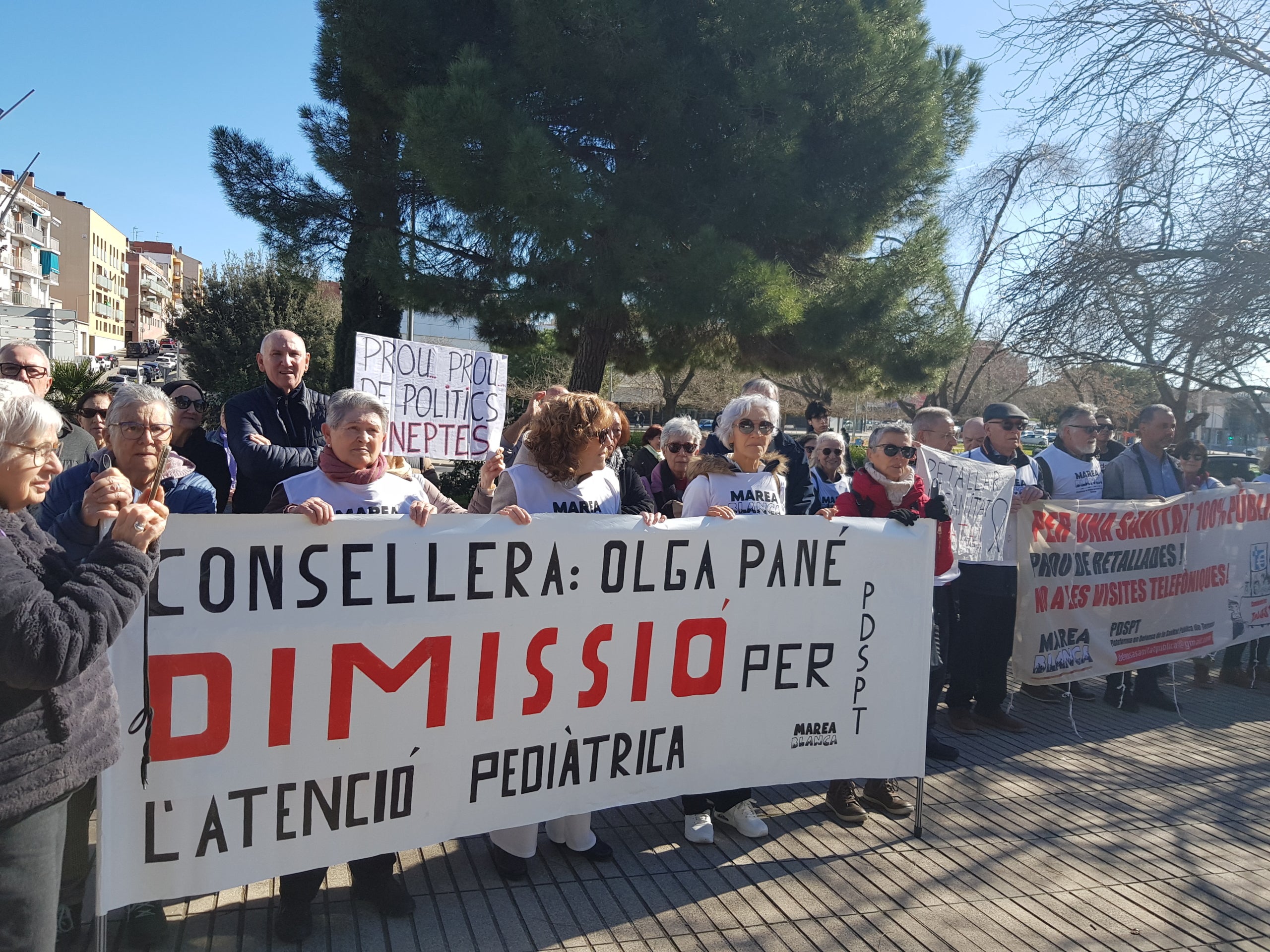 Les plataformes en defensa d’una sanitat pública i de qualitat han exhibit múscul aquest dissabte, 21 de febrer, en una de les grans mobilitzacions que estan previstes aquest mes en diversos municipis de l’àrea d’influència del Consorci Sanitari de Terrassa i l’Hospital Universitari MútuaTerrassa. Els manifestants s’han aplegat a la placeta de davant dels terrenys on ha d’anar el futur CUAP-CAP Països Catalans per reclamar l’inici imminent de les obres, i assenyalar la consellera Olga Pané com una de les principals culpables del seu endarreriment. “Estem cansats d’espera, ens hi va la vida”, han deixat clar, tot convidant a la ciutadania a mobilitzar-se el pròxim dia 11 d’abril a les 11 del matí des de l’Estació del Nord en la gran manifestació unitària per reclamar més recursos i més personal a la sanitat pública, i la construcció dels equipaments “urgents” a Terrassa, Rubí, Viladecavalls, Olesa i Sant Cugat. 