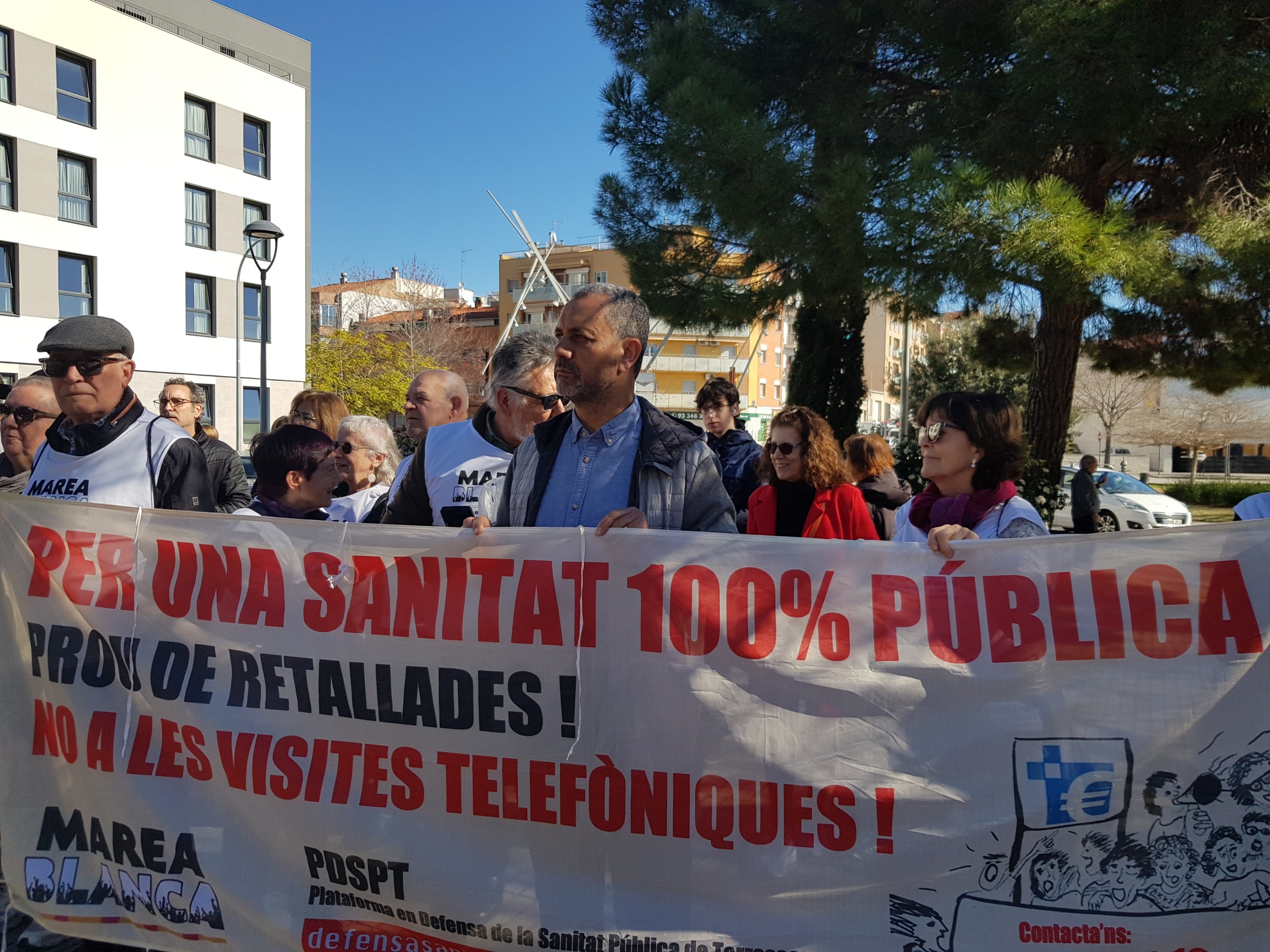 Les plataformes en defensa d’una sanitat pública i de qualitat han exhibit múscul aquest dissabte, 21 de febrer, en una de les grans mobilitzacions que estan previstes aquest mes en diversos municipis de l’àrea d’influència del Consorci Sanitari de Terrassa i l’Hospital Universitari MútuaTerrassa. Els manifestants s’han aplegat a la placeta de davant dels terrenys on ha d’anar el futur CUAP-CAP Països Catalans per reclamar l’inici imminent de les obres, i assenyalar la consellera Olga Pané com una de les principals culpables del seu endarreriment. “Estem cansats d’espera, ens hi va la vida”, han deixat clar, tot convidant a la ciutadania a mobilitzar-se el pròxim dia 11 d’abril a les 11 del matí des de l’Estació del Nord en la gran manifestació unitària per reclamar més recursos i més personal a la sanitat pública, i la construcció dels equipaments “urgents” a Terrassa, Rubí, Viladecavalls, Olesa i Sant Cugat. 