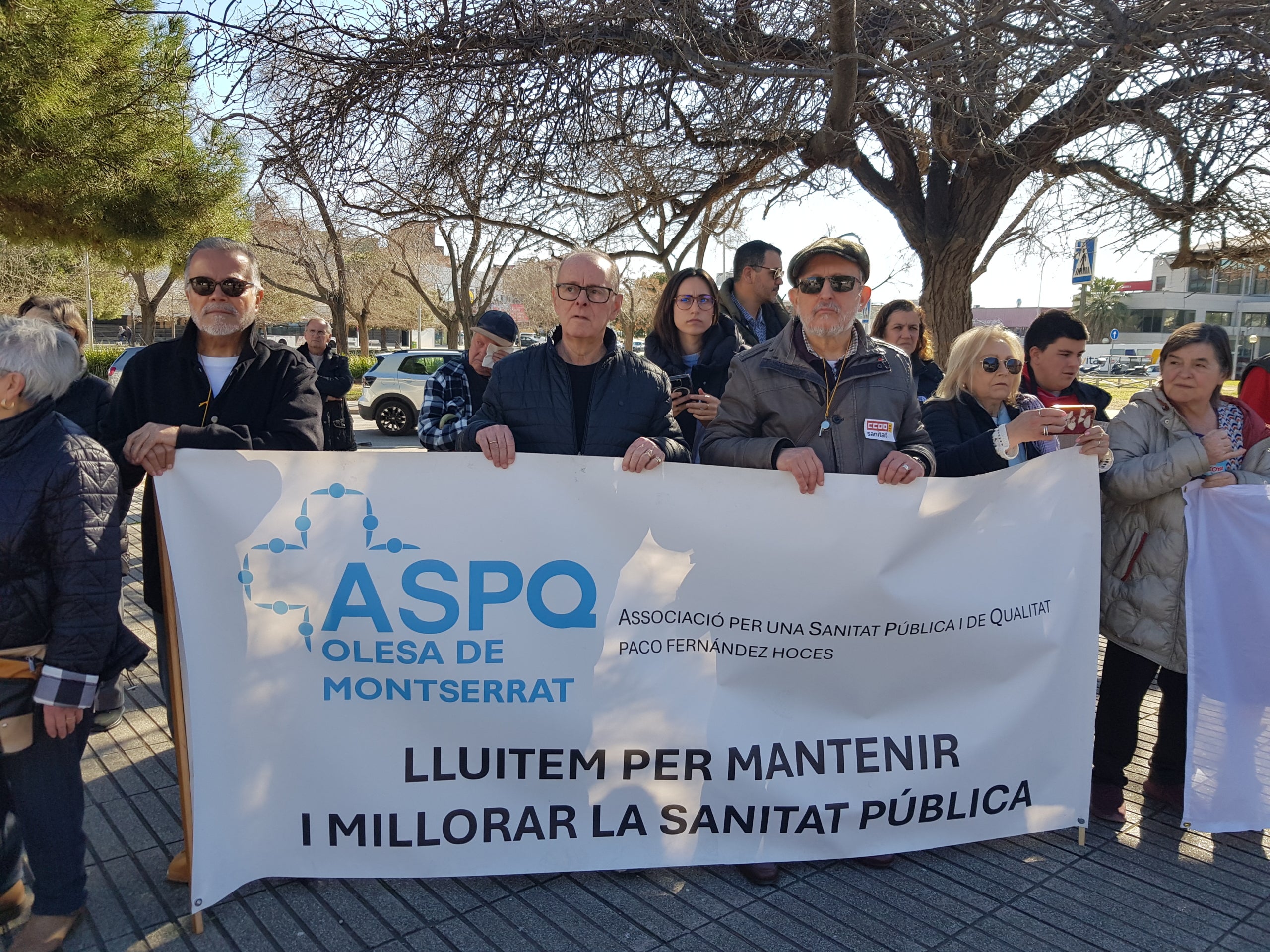 Les plataformes en defensa d’una sanitat pública i de qualitat han exhibit múscul aquest dissabte, 21 de febrer, en una de les grans mobilitzacions que estan previstes aquest mes en diversos municipis de l’àrea d’influència del Consorci Sanitari de Terrassa i l’Hospital Universitari MútuaTerrassa. Els manifestants s’han aplegat a la placeta de davant dels terrenys on ha d’anar el futur CUAP-CAP Països Catalans per reclamar l’inici imminent de les obres, i assenyalar la consellera Olga Pané com una de les principals culpables del seu endarreriment. “Estem cansats d’espera, ens hi va la vida”, han deixat clar, tot convidant a la ciutadania a mobilitzar-se el pròxim dia 11 d’abril a les 11 del matí des de l’Estació del Nord en la gran manifestació unitària per reclamar més recursos i més personal a la sanitat pública, i la construcció dels equipaments “urgents” a Terrassa, Rubí, Viladecavalls, Olesa i Sant Cugat. 