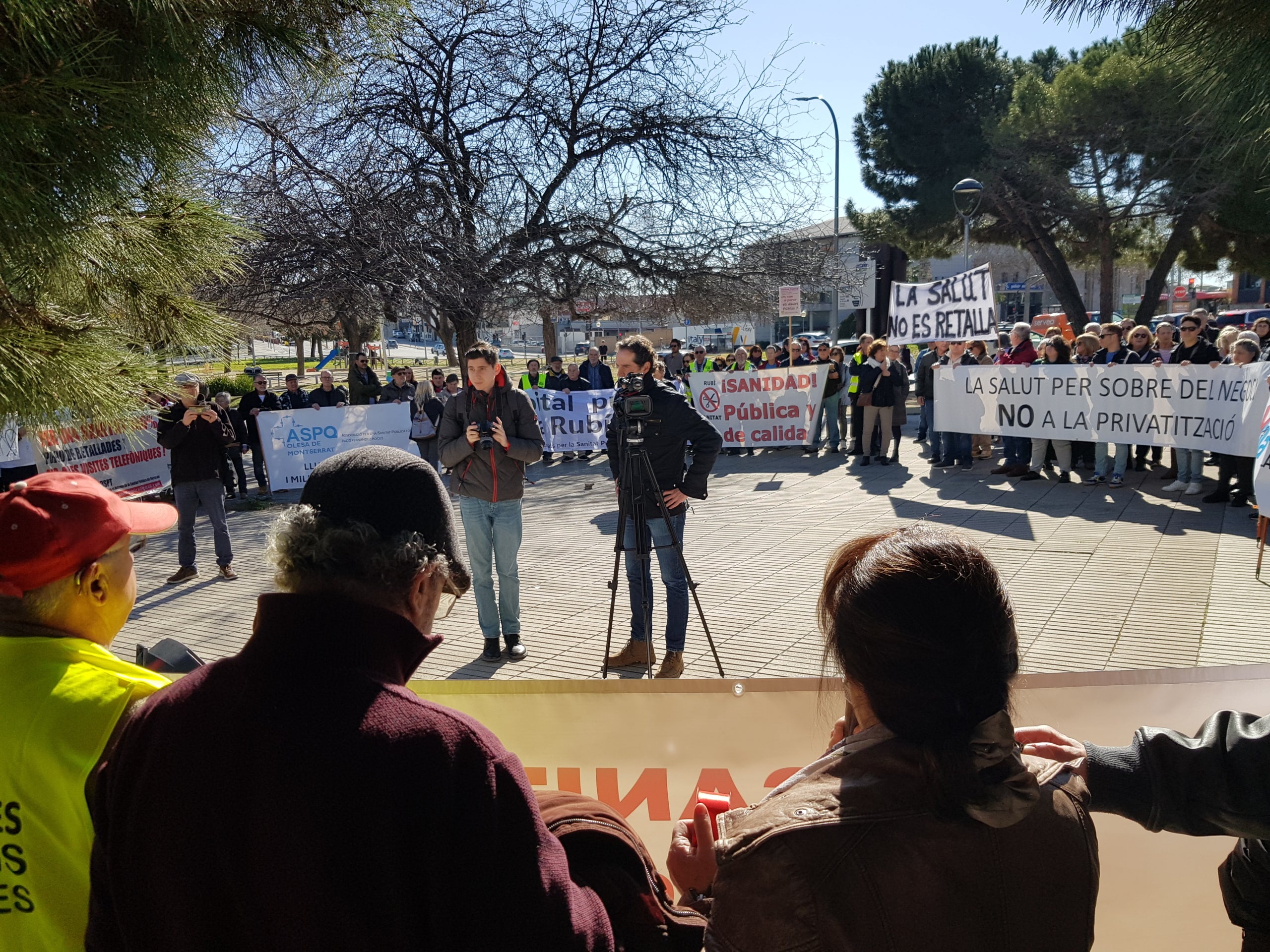 Les plataformes en defensa d’una sanitat pública i de qualitat han exhibit múscul aquest dissabte, 21 de febrer, en una de les grans mobilitzacions que estan previstes aquest mes en diversos municipis de l’àrea d’influència del Consorci Sanitari de Terrassa i l’Hospital Universitari MútuaTerrassa. Els manifestants s’han aplegat a la placeta de davant dels terrenys on ha d’anar el futur CUAP-CAP Països Catalans per reclamar l’inici imminent de les obres, i assenyalar la consellera Olga Pané com una de les principals culpables del seu endarreriment. “Estem cansats d’espera, ens hi va la vida”, han deixat clar, tot convidant a la ciutadania a mobilitzar-se el pròxim dia 11 d’abril a les 11 del matí des de l’Estació del Nord en la gran manifestació unitària per reclamar més recursos i més personal a la sanitat pública, i la construcció dels equipaments “urgents” a Terrassa, Rubí, Viladecavalls, Olesa i Sant Cugat. 