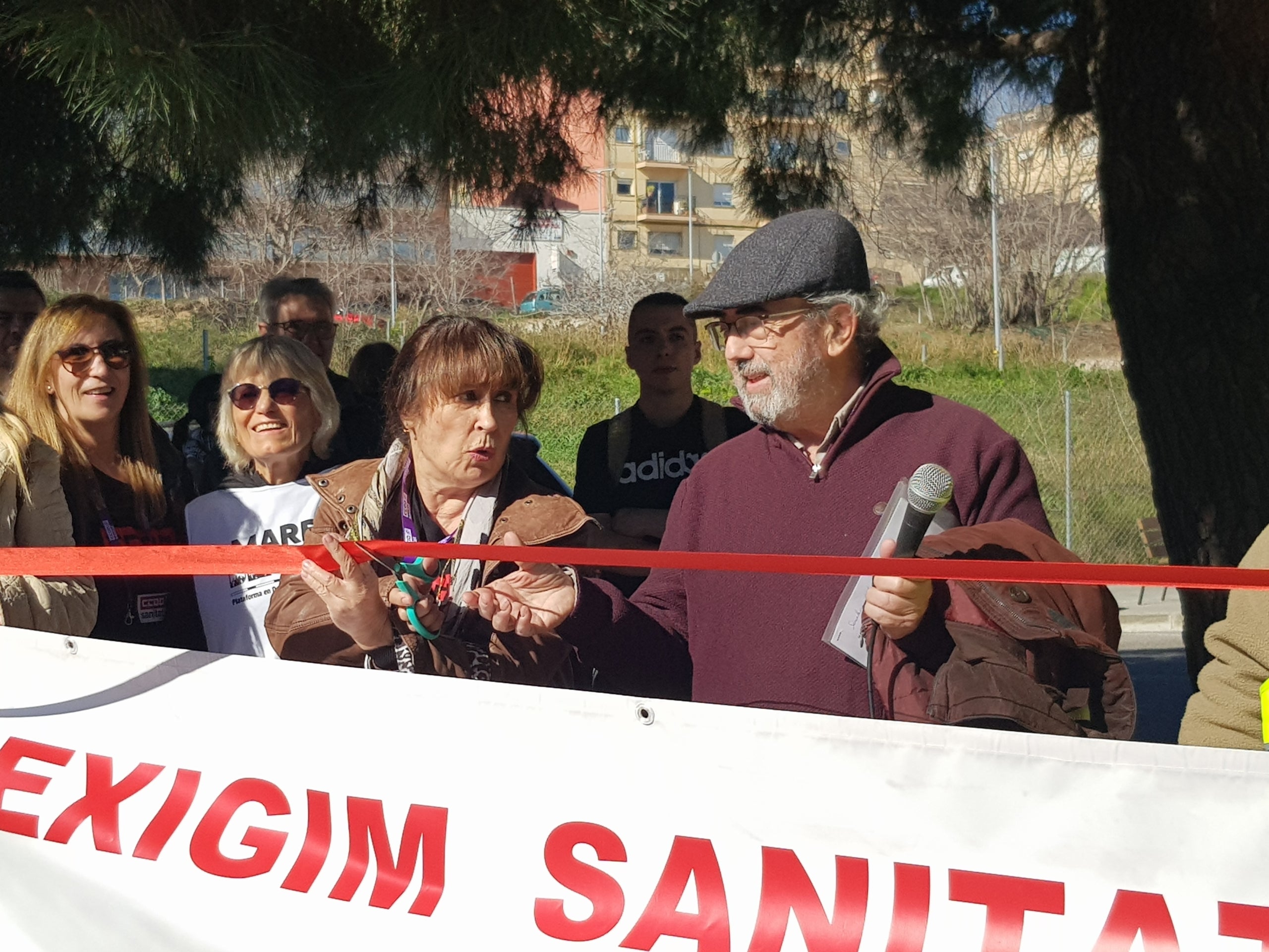 Les plataformes en defensa d’una sanitat pública i de qualitat han exhibit múscul aquest dissabte, 21 de febrer, en una de les grans mobilitzacions que estan previstes aquest mes en diversos municipis de l’àrea d’influència del Consorci Sanitari de Terrassa i l’Hospital Universitari MútuaTerrassa. Els manifestants s’han aplegat a la placeta de davant dels terrenys on ha d’anar el futur CUAP-CAP Països Catalans per reclamar l’inici imminent de les obres, i assenyalar la consellera Olga Pané com una de les principals culpables del seu endarreriment. “Estem cansats d’espera, ens hi va la vida”, han deixat clar, tot convidant a la ciutadania a mobilitzar-se el pròxim dia 11 d’abril a les 11 del matí des de l’Estació del Nord en la gran manifestació unitària per reclamar més recursos i més personal a la sanitat pública, i la construcció dels equipaments “urgents” a Terrassa, Rubí, Viladecavalls, Olesa i Sant Cugat. 