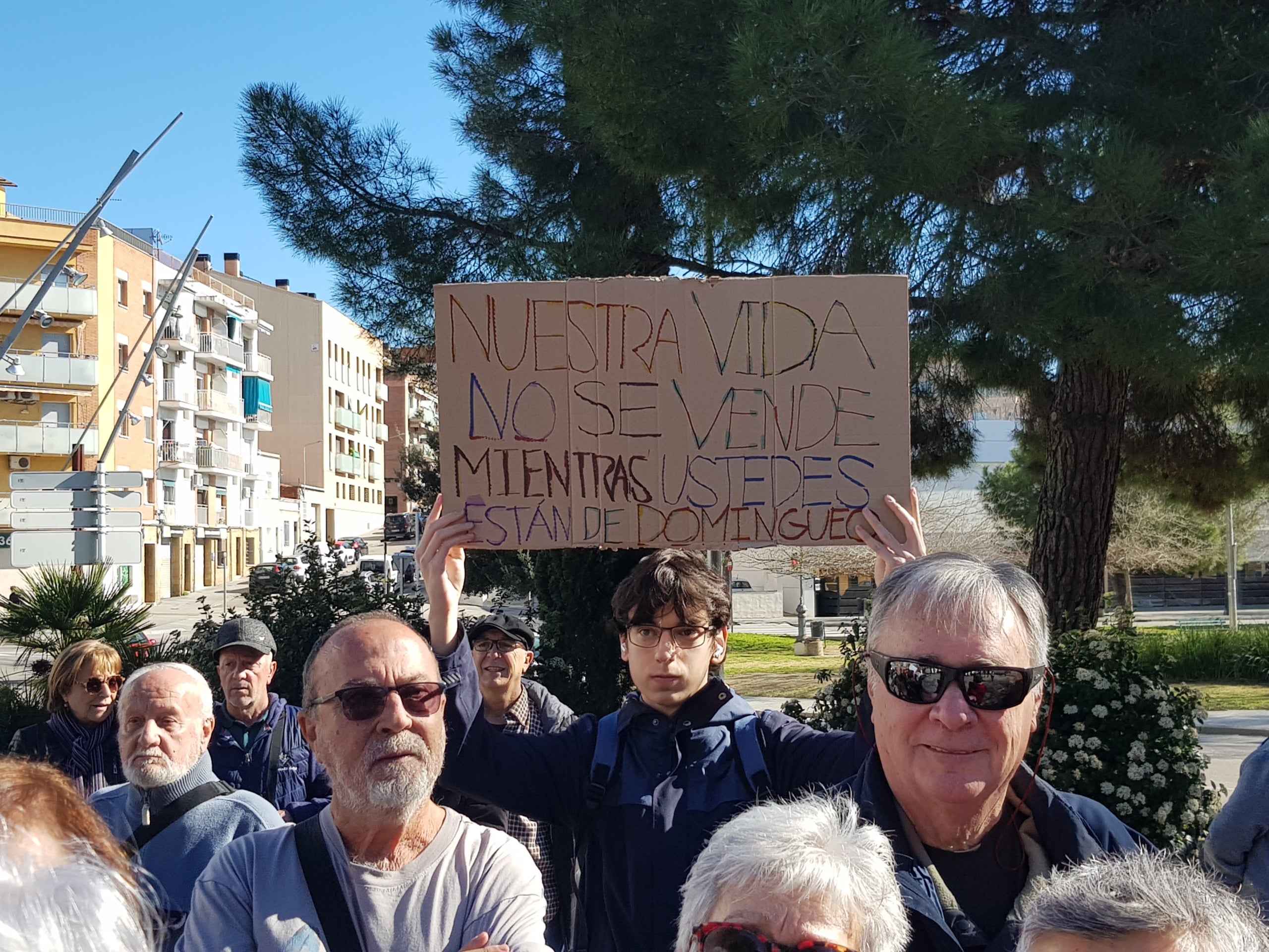 Les plataformes en defensa d’una sanitat pública i de qualitat han exhibit múscul aquest dissabte, 21 de febrer, en una de les grans mobilitzacions que estan previstes aquest mes en diversos municipis de l’àrea d’influència del Consorci Sanitari de Terrassa i l’Hospital Universitari MútuaTerrassa. Els manifestants s’han aplegat a la placeta de davant dels terrenys on ha d’anar el futur CUAP-CAP Països Catalans per reclamar l’inici imminent de les obres, i assenyalar la consellera Olga Pané com una de les principals culpables del seu endarreriment. “Estem cansats d’espera, ens hi va la vida”, han deixat clar, tot convidant a la ciutadania a mobilitzar-se el pròxim dia 11 d’abril a les 11 del matí des de l’Estació del Nord en la gran manifestació unitària per reclamar més recursos i més personal a la sanitat pública, i la construcció dels equipaments “urgents” a Terrassa, Rubí, Viladecavalls, Olesa i Sant Cugat. 