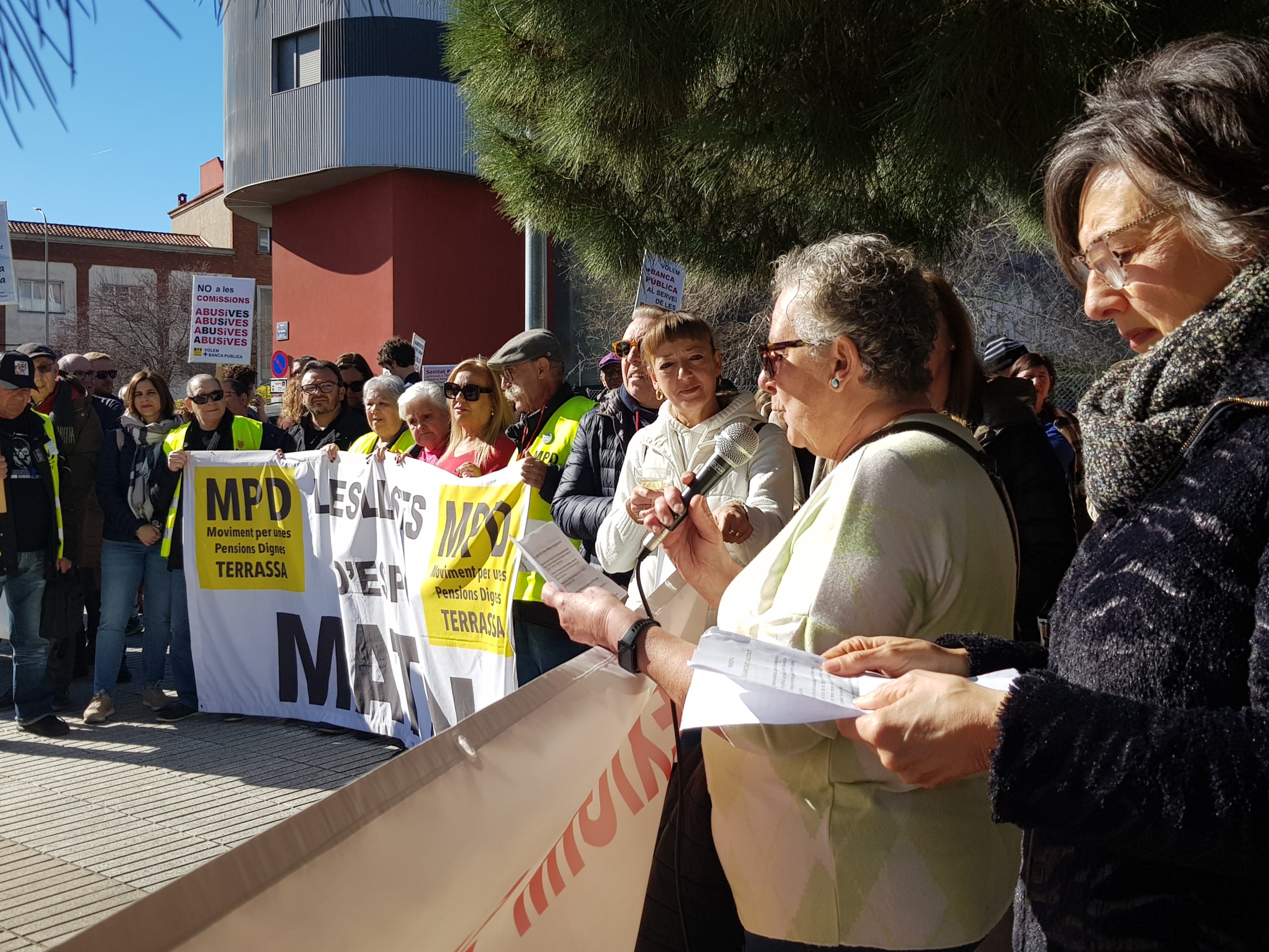 Les plataformes en defensa d’una sanitat pública i de qualitat han exhibit múscul aquest dissabte, 21 de febrer, en una de les grans mobilitzacions que estan previstes aquest mes en diversos municipis de l’àrea d’influència del Consorci Sanitari de Terrassa i l’Hospital Universitari MútuaTerrassa. Els manifestants s’han aplegat a la placeta de davant dels terrenys on ha d’anar el futur CUAP-CAP Països Catalans per reclamar l’inici imminent de les obres, i assenyalar la consellera Olga Pané com una de les principals culpables del seu endarreriment. “Estem cansats d’espera, ens hi va la vida”, han deixat clar, tot convidant a la ciutadania a mobilitzar-se el pròxim dia 11 d’abril a les 11 del matí des de l’Estació del Nord en la gran manifestació unitària per reclamar més recursos i més personal a la sanitat pública, i la construcció dels equipaments “urgents” a Terrassa, Rubí, Viladecavalls, Olesa i Sant Cugat. 