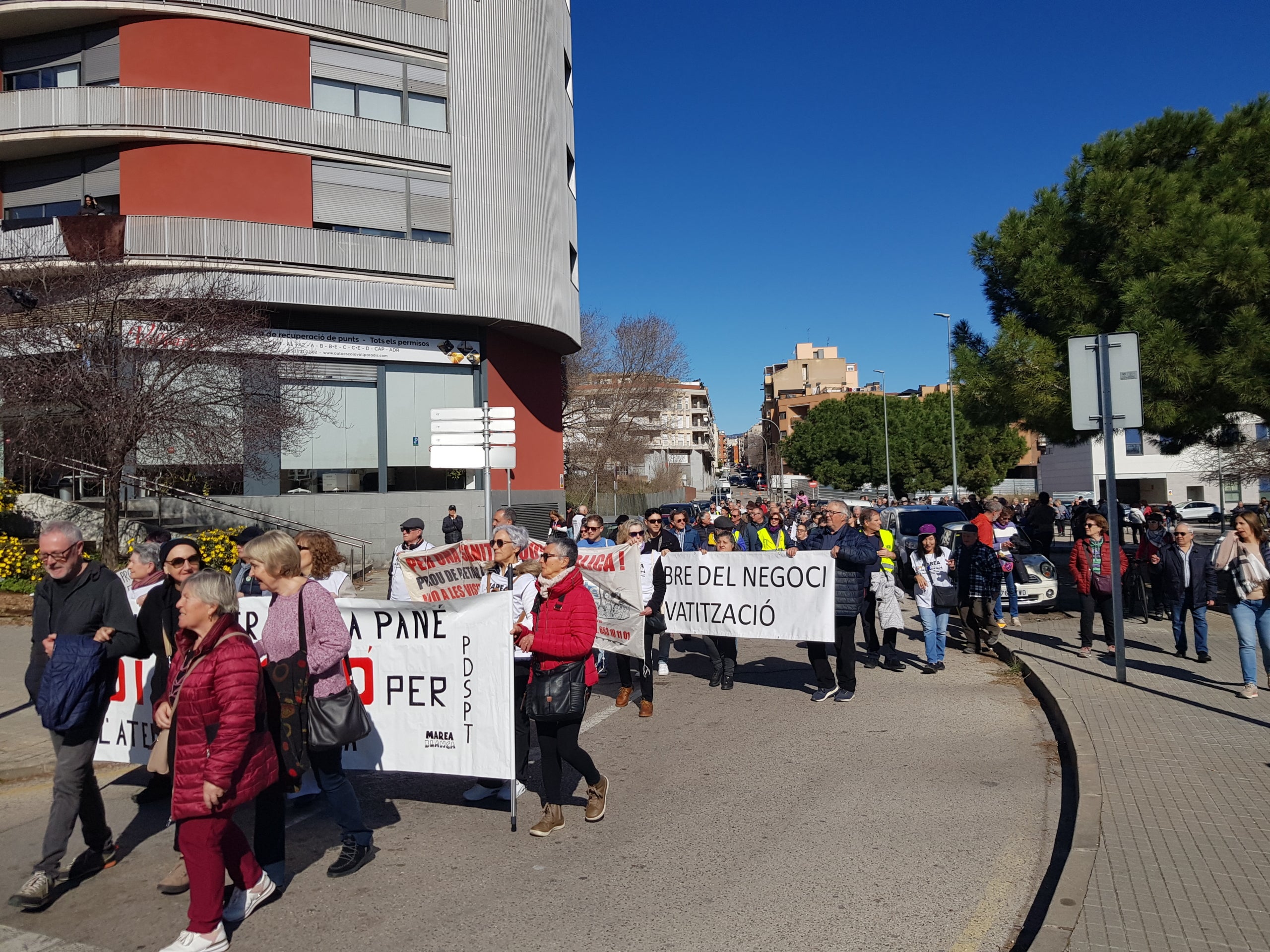 Les plataformes en defensa d’una sanitat pública i de qualitat han exhibit múscul aquest dissabte, 21 de febrer, en una de les grans mobilitzacions que estan previstes aquest mes en diversos municipis de l’àrea d’influència del Consorci Sanitari de Terrassa i l’Hospital Universitari MútuaTerrassa. Els manifestants s’han aplegat a la placeta de davant dels terrenys on ha d’anar el futur CUAP-CAP Països Catalans per reclamar l’inici imminent de les obres, i assenyalar la consellera Olga Pané com una de les principals culpables del seu endarreriment. “Estem cansats d’espera, ens hi va la vida”, han deixat clar, tot convidant a la ciutadania a mobilitzar-se el pròxim dia 11 d’abril a les 11 del matí des de l’Estació del Nord en la gran manifestació unitària per reclamar més recursos i més personal a la sanitat pública, i la construcció dels equipaments “urgents” a Terrassa, Rubí, Viladecavalls, Olesa i Sant Cugat. 