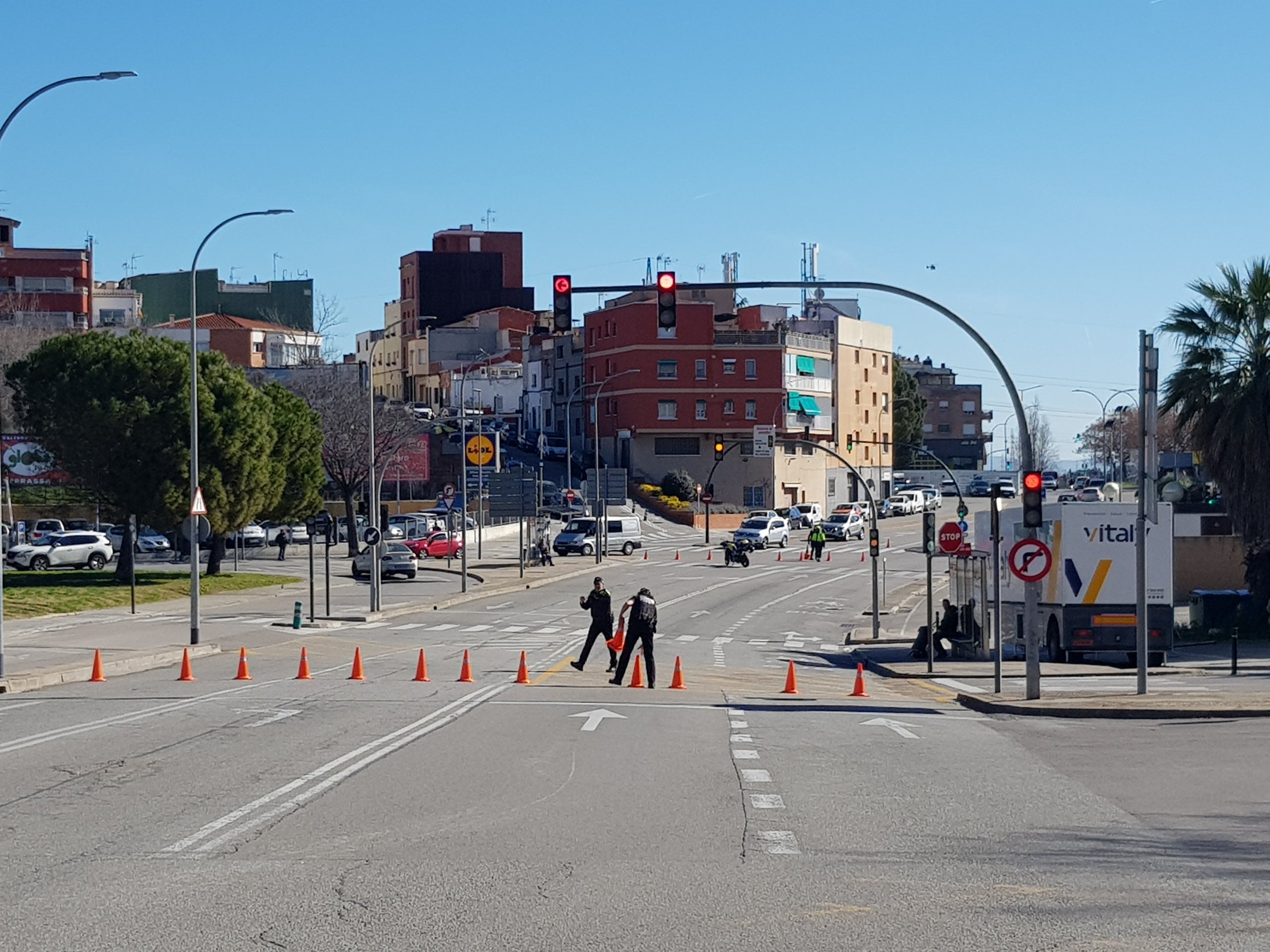 Les plataformes en defensa d’una sanitat pública i de qualitat han exhibit múscul aquest dissabte, 21 de febrer, en una de les grans mobilitzacions que estan previstes aquest mes en diversos municipis de l’àrea d’influència del Consorci Sanitari de Terrassa i l’Hospital Universitari MútuaTerrassa. Els manifestants s’han aplegat a la placeta de davant dels terrenys on ha d’anar el futur CUAP-CAP Països Catalans per reclamar l’inici imminent de les obres, i assenyalar la consellera Olga Pané com una de les principals culpables del seu endarreriment. “Estem cansats d’espera, ens hi va la vida”, han deixat clar, tot convidant a la ciutadania a mobilitzar-se el pròxim dia 11 d’abril a les 11 del matí des de l’Estació del Nord en la gran manifestació unitària per reclamar més recursos i més personal a la sanitat pública, i la construcció dels equipaments “urgents” a Terrassa, Rubí, Viladecavalls, Olesa i Sant Cugat. 