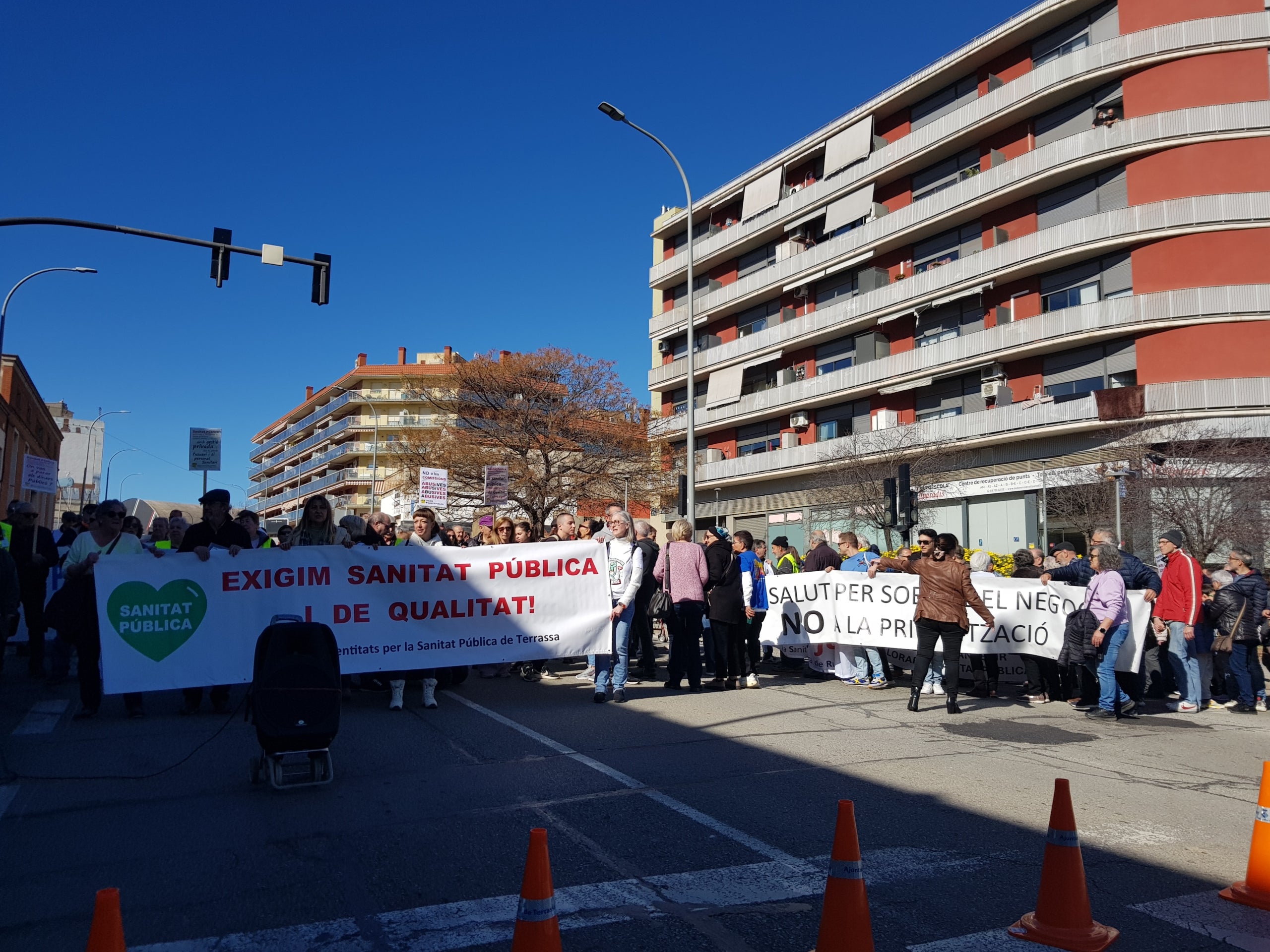 Les plataformes en defensa d’una sanitat pública i de qualitat han exhibit múscul aquest dissabte, 21 de febrer, en una de les grans mobilitzacions que estan previstes aquest mes en diversos municipis de l’àrea d’influència del Consorci Sanitari de Terrassa i l’Hospital Universitari MútuaTerrassa. Els manifestants s’han aplegat a la placeta de davant dels terrenys on ha d’anar el futur CUAP-CAP Països Catalans per reclamar l’inici imminent de les obres, i assenyalar la consellera Olga Pané com una de les principals culpables del seu endarreriment. “Estem cansats d’espera, ens hi va la vida”, han deixat clar, tot convidant a la ciutadania a mobilitzar-se el pròxim dia 11 d’abril a les 11 del matí des de l’Estació del Nord en la gran manifestació unitària per reclamar més recursos i més personal a la sanitat pública, i la construcció dels equipaments “urgents” a Terrassa, Rubí, Viladecavalls, Olesa i Sant Cugat. 