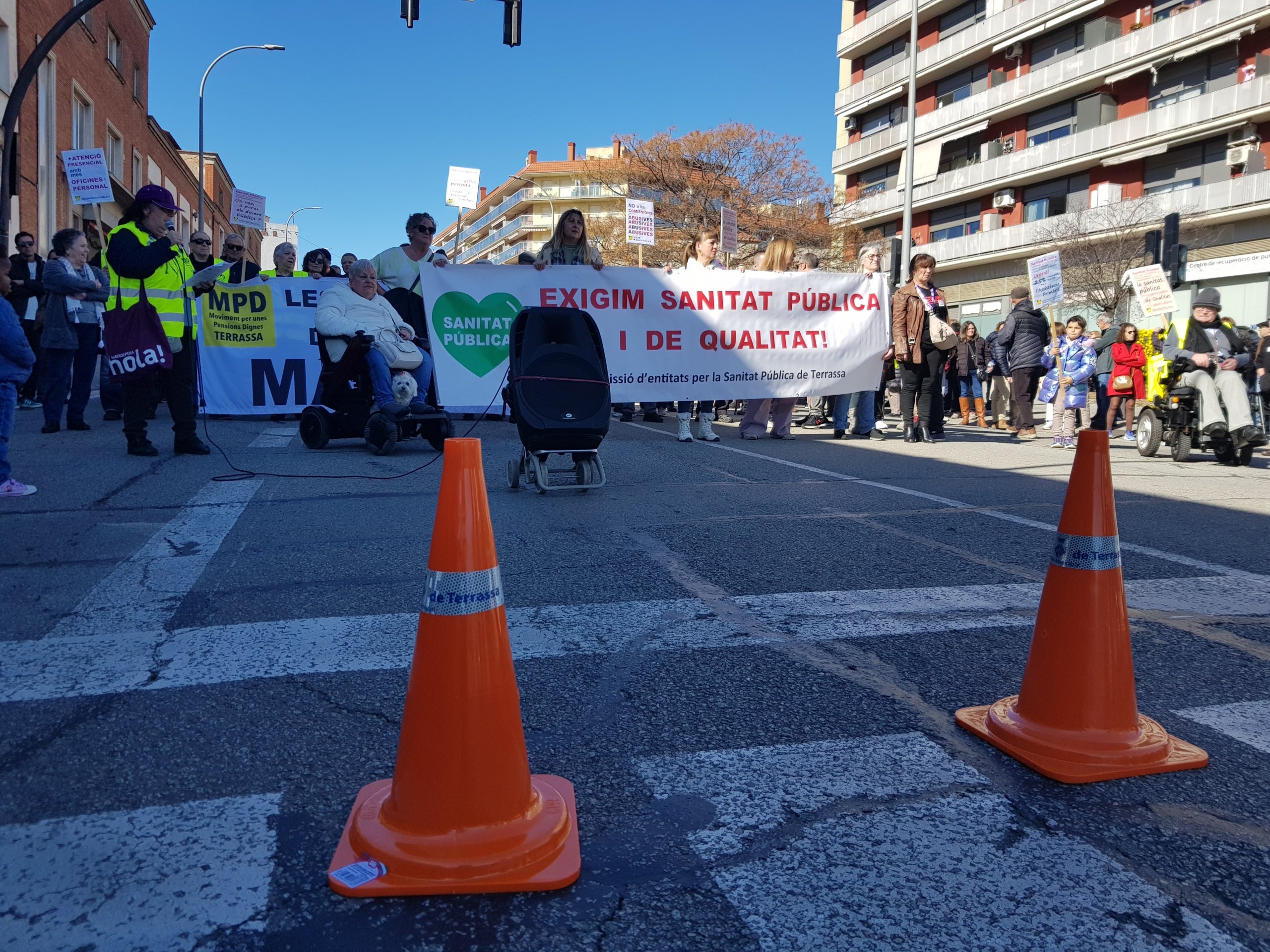 Les plataformes en defensa d’una sanitat pública i de qualitat han exhibit múscul aquest dissabte, 21 de febrer, en una de les grans mobilitzacions que estan previstes aquest mes en diversos municipis de l’àrea d’influència del Consorci Sanitari de Terrassa i l’Hospital Universitari MútuaTerrassa. Els manifestants s’han aplegat a la placeta de davant dels terrenys on ha d’anar el futur CUAP-CAP Països Catalans per reclamar l’inici imminent de les obres, i assenyalar la consellera Olga Pané com una de les principals culpables del seu endarreriment. “Estem cansats d’espera, ens hi va la vida”, han deixat clar, tot convidant a la ciutadania a mobilitzar-se el pròxim dia 11 d’abril a les 11 del matí des de l’Estació del Nord en la gran manifestació unitària per reclamar més recursos i més personal a la sanitat pública, i la construcció dels equipaments “urgents” a Terrassa, Rubí, Viladecavalls, Olesa i Sant Cugat. 