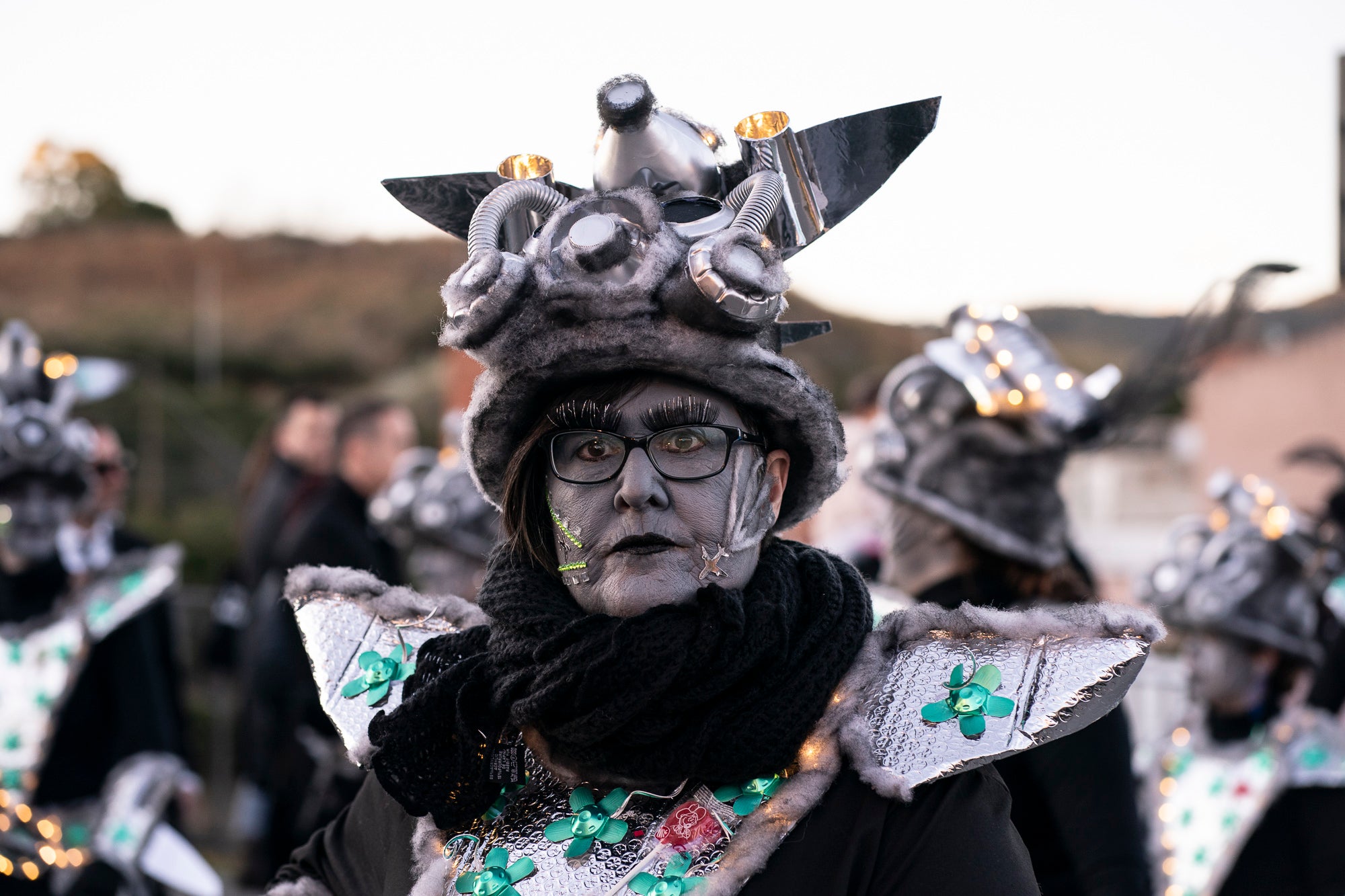 Els carrers de Terrassa s'han disfressat aquest dissabte al vespre per a una rua de Carnestoltes 2026 multitudinària, partint de la plaça de les Magnòlies, en què hi han participat 25 carrosses amb 2.189 persones. Ha obert la comparsa 'Groc cridaner', guanyadora de la desfilada l'any passat, on figuraven la reina i el rei d'enguany, Tifarola i Tifanal. Al cap d'unes hores, rebien les claus de la ciutat durant aquests dies de disbauxa des del balcó de l'Ajuntament, al Raval. Allà, hi han pronunciat un pregó combatiu les membres de lila del Casal de la Dona, en què han reivindicat 'cossos lliures' i una festa 'feminista, irreverent i republicana'. | Mireia Comas