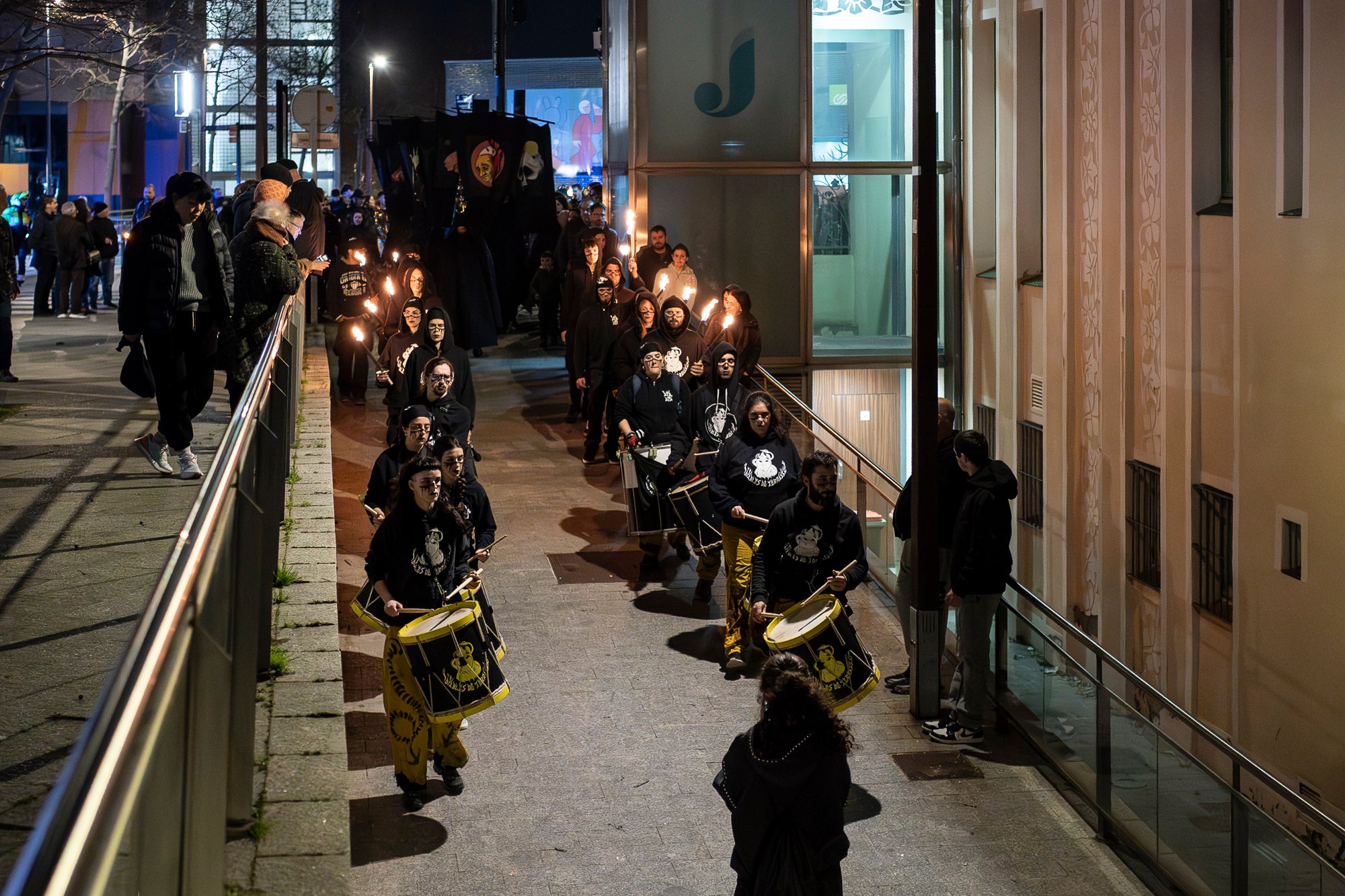 Aquest dimecres, dia 18 de febrer, ha tingut lloc l’acte que posa punt i final a la celebració del Carnestoltes a Terrassa. Cap a les vuit del vespre s’ha iniciat la Rua Mortuòria, amb els taüts del rei i la reina, que els ha conduït fins al Parc de Vallparadís. Un cop allà, s’ha fet l’enterrament de la sardina amb la col·laboració de diversos grups de cultura popular de la ciutat amb un sorprenent espectacle teatral i de foc.