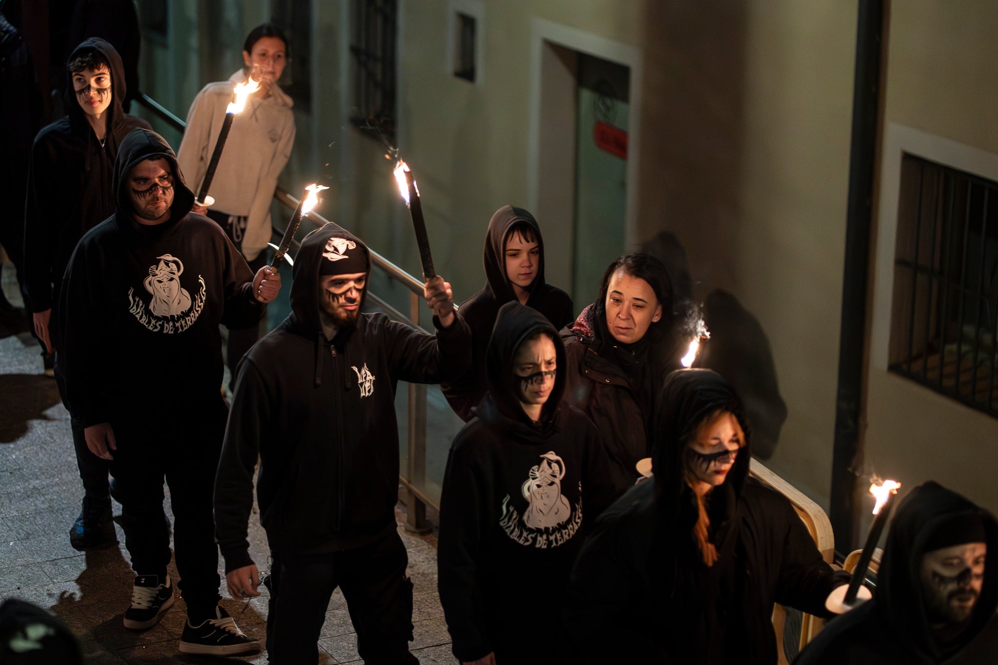 Aquest dimecres, dia 18 de febrer, ha tingut lloc l’acte que posa punt i final a la celebració del Carnestoltes a Terrassa. Cap a les vuit del vespre s’ha iniciat la Rua Mortuòria, amb els taüts del rei i la reina, que els ha conduït fins al Parc de Vallparadís. Un cop allà, s’ha fet l’enterrament de la sardina amb la col·laboració de diversos grups de cultura popular de la ciutat amb un sorprenent espectacle teatral i de foc.