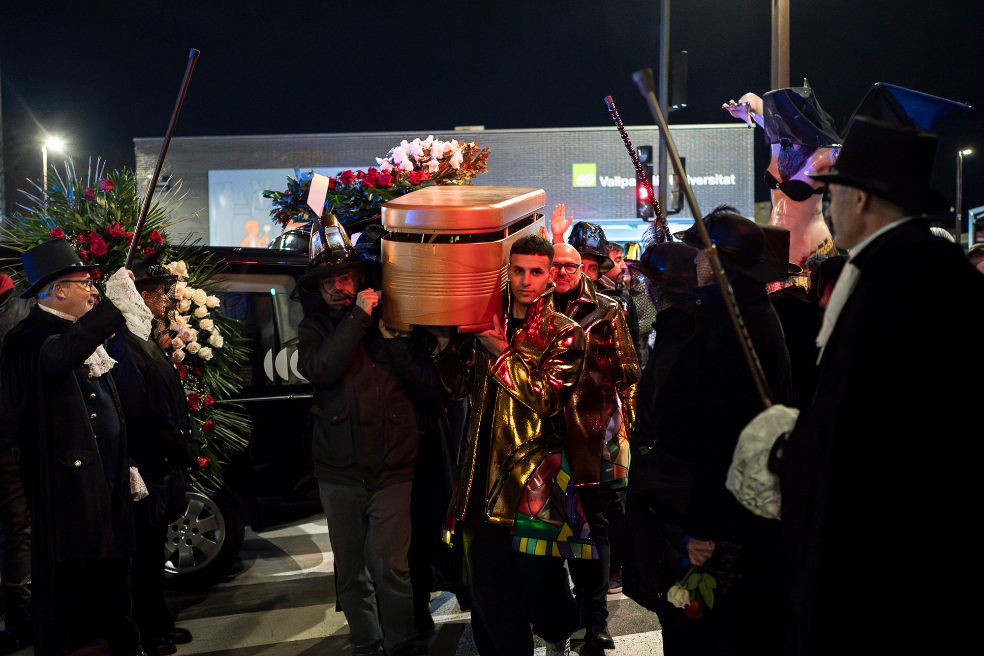 Aquest dimecres, dia 18 de febrer, ha tingut lloc l’acte que posa punt i final a la celebració del Carnestoltes a Terrassa. Cap a les vuit del vespre s’ha iniciat la Rua Mortuòria, amb els taüts del rei i la reina, que els ha conduït fins al Parc de Vallparadís. Un cop allà, s’ha fet l’enterrament de la sardina amb la col·laboració de diversos grups de cultura popular de la ciutat amb un sorprenent espectacle teatral i de foc.