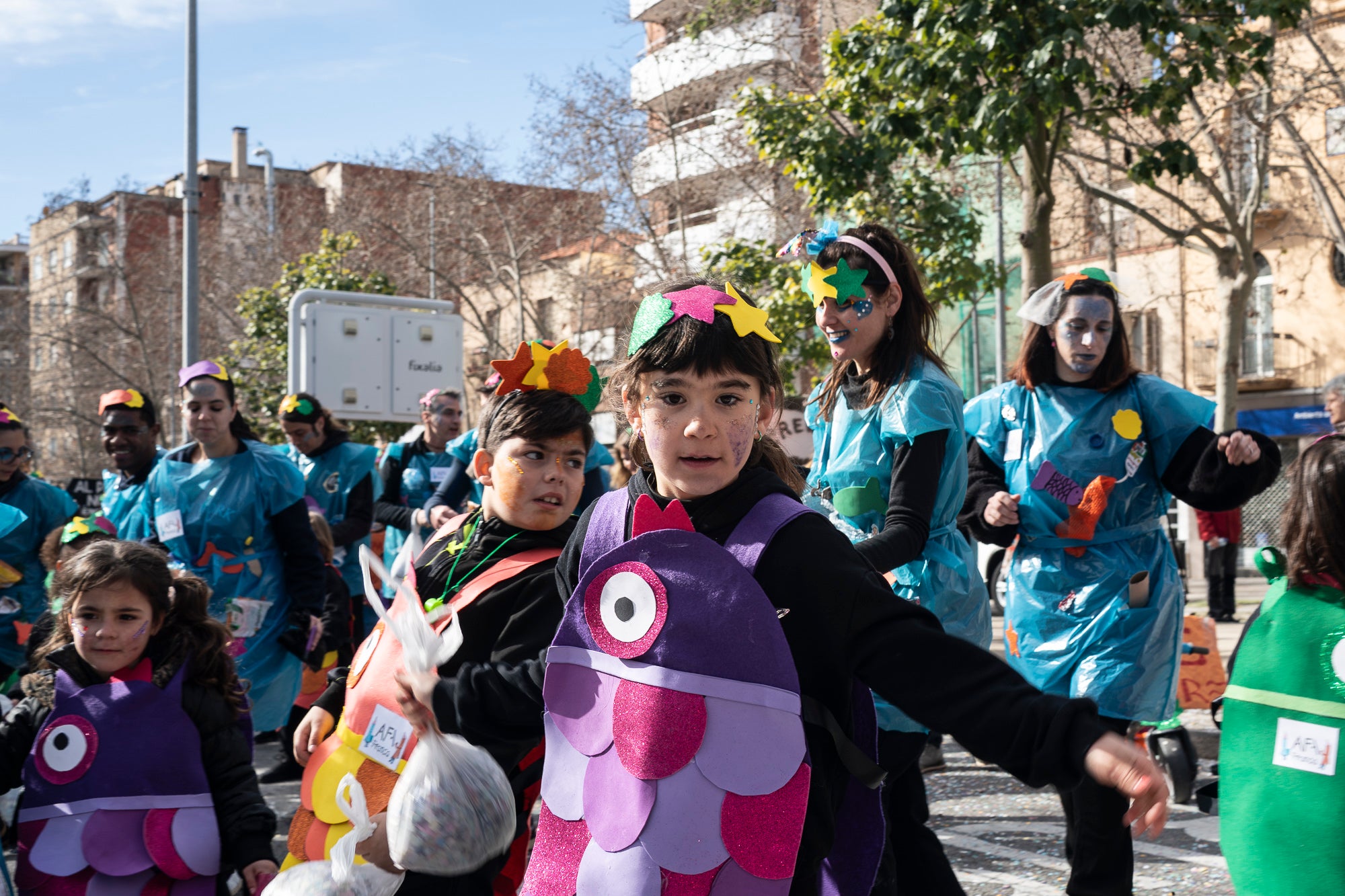 Després de la gran rua de dissabte al vespre, torn aquest diumenge al matí per a la rua infantil del Carnestoltes 2026 de Terrassa, encapçalada per la reina i el rei d'enguany, Tifa-Rola i Tifa-Nal, i el grup Groc Cridaner. Una vintena de comparses d'escoles de la ciutat han participat en aquesta desfilada matinal per la Rambla d'Ègara, que ha passat pel Raval de Montserrat i ha acabat a la plaça Vella. En aquesta ocasió, els més menuts eren els protagonistes amb coreografies acompanyades de pares i professors. La festa ha finalitzat a la plaça Nova, amb música, premis i el pregó a càrrec de totes les comparses | Mireia Comas