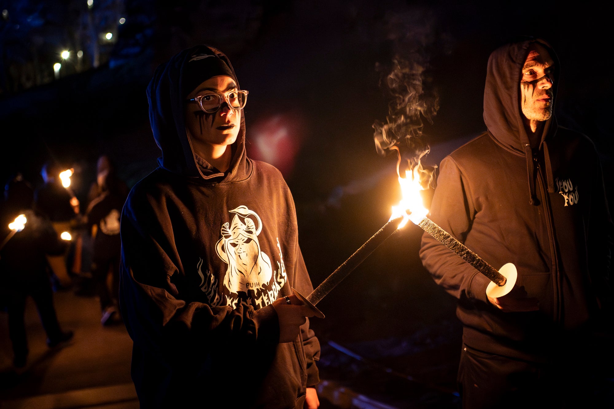Aquest dimecres, dia 18 de febrer, ha tingut lloc l’acte que posa punt i final a la celebració del Carnestoltes a Terrassa. Cap a les vuit del vespre s’ha iniciat la Rua Mortuòria, amb els taüts del rei i la reina, que els ha conduït fins al Parc de Vallparadís. Un cop allà, s’ha fet l’enterrament de la sardina amb la col·laboració de diversos grups de cultura popular de la ciutat amb un sorprenent espectacle teatral i de foc.