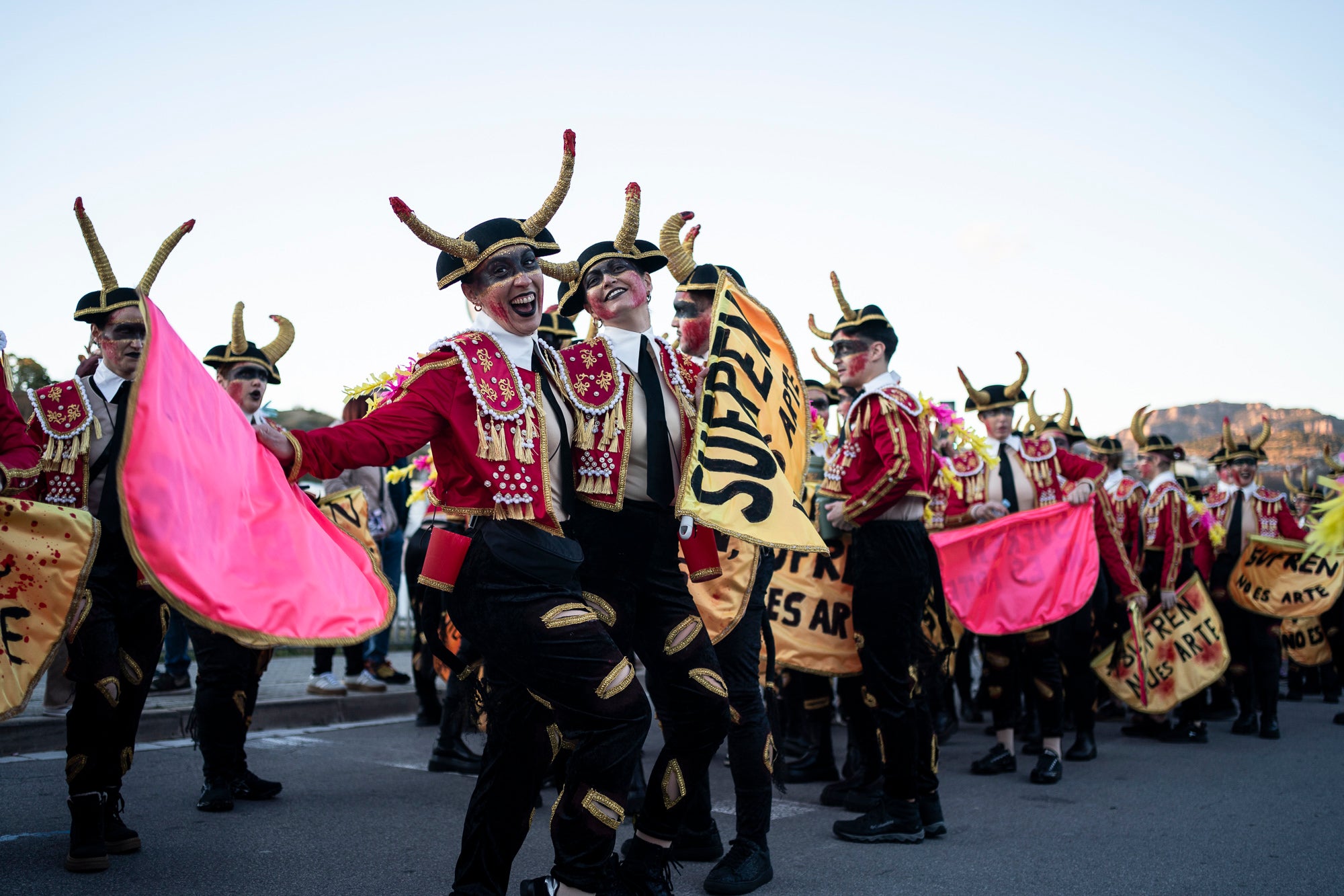 Els carrers de Terrassa s'han disfressat aquest dissabte al vespre per a una rua de Carnestoltes 2026 multitudinària, partint de la plaça de les Magnòlies, en què hi han participat 25 carrosses amb 2.189 persones. Ha obert la comparsa 'Groc cridaner', guanyadora de la desfilada l'any passat, on figuraven la reina i el rei d'enguany, Tifarola i Tifanal. Al cap d'unes hores, rebien les claus de la ciutat durant aquests dies de disbauxa des del balcó de l'Ajuntament, al Raval. Allà, hi han pronunciat un pregó combatiu les membres de lila del Casal de la Dona, en què han reivindicat 'cossos lliures' i una festa 'feminista, irreverent i republicana'. | Mireia Comas