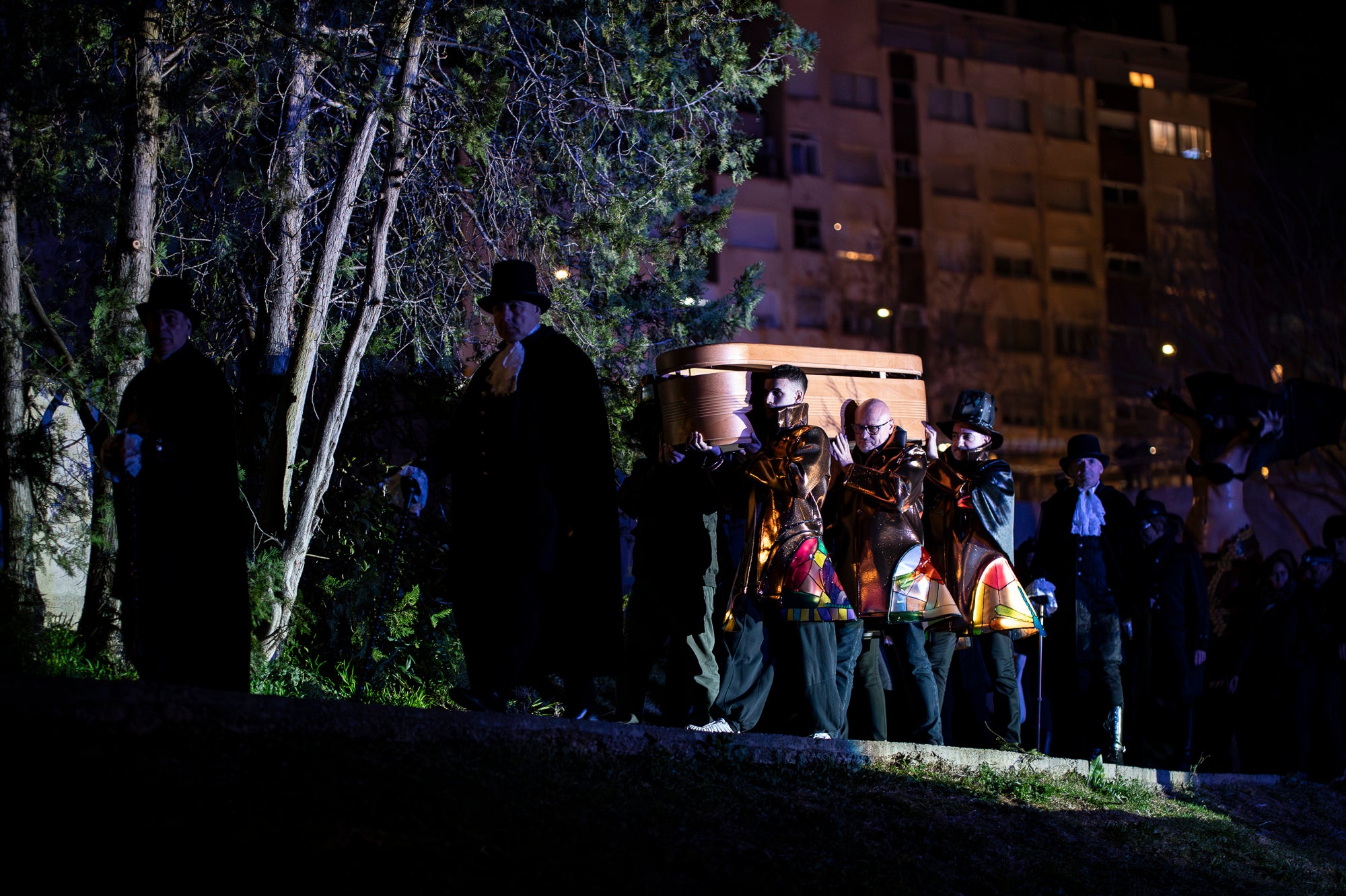 Aquest dimecres, dia 18 de febrer, ha tingut lloc l’acte que posa punt i final a la celebració del Carnestoltes a Terrassa. Cap a les vuit del vespre s’ha iniciat la Rua Mortuòria, amb els taüts del rei i la reina, que els ha conduït fins al Parc de Vallparadís. Un cop allà, s’ha fet l’enterrament de la sardina amb la col·laboració de diversos grups de cultura popular de la ciutat amb un sorprenent espectacle teatral i de foc.