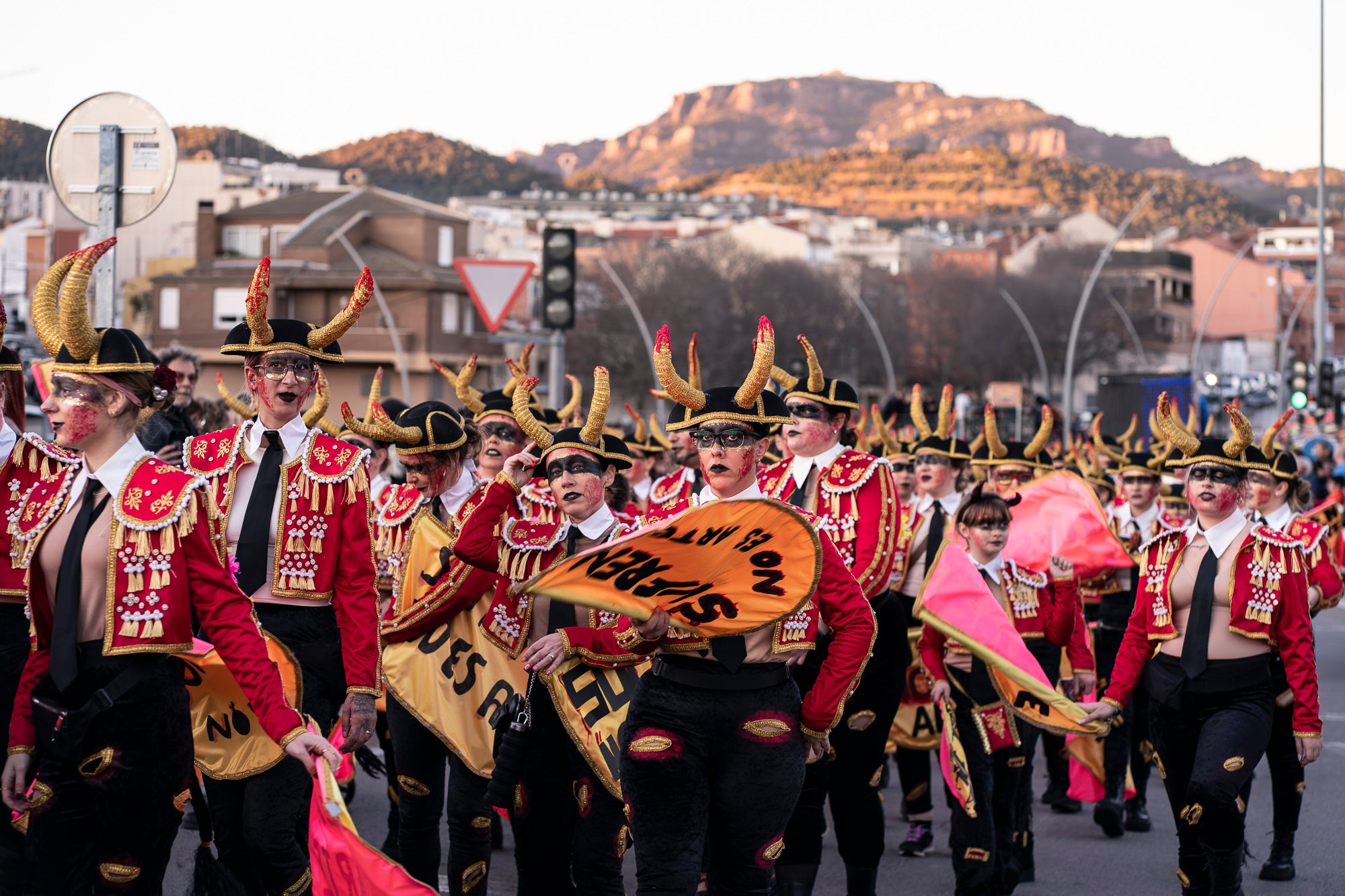 La comparsa dels Carnivals 'La última cornada... y no de placer', guanyadora del Carnestoltes 2026 de Terrassa | Mireia Comas