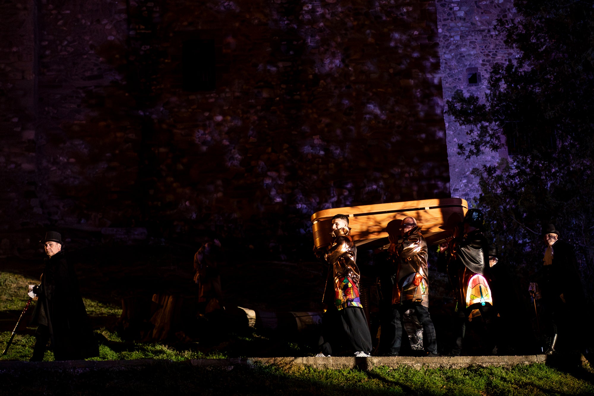 Aquest dimecres, dia 18 de febrer, ha tingut lloc l’acte que posa punt i final a la celebració del Carnestoltes a Terrassa. Cap a les vuit del vespre s’ha iniciat la Rua Mortuòria, amb els taüts del rei i la reina, que els ha conduït fins al Parc de Vallparadís. Un cop allà, s’ha fet l’enterrament de la sardina amb la col·laboració de diversos grups de cultura popular de la ciutat amb un sorprenent espectacle teatral i de foc.